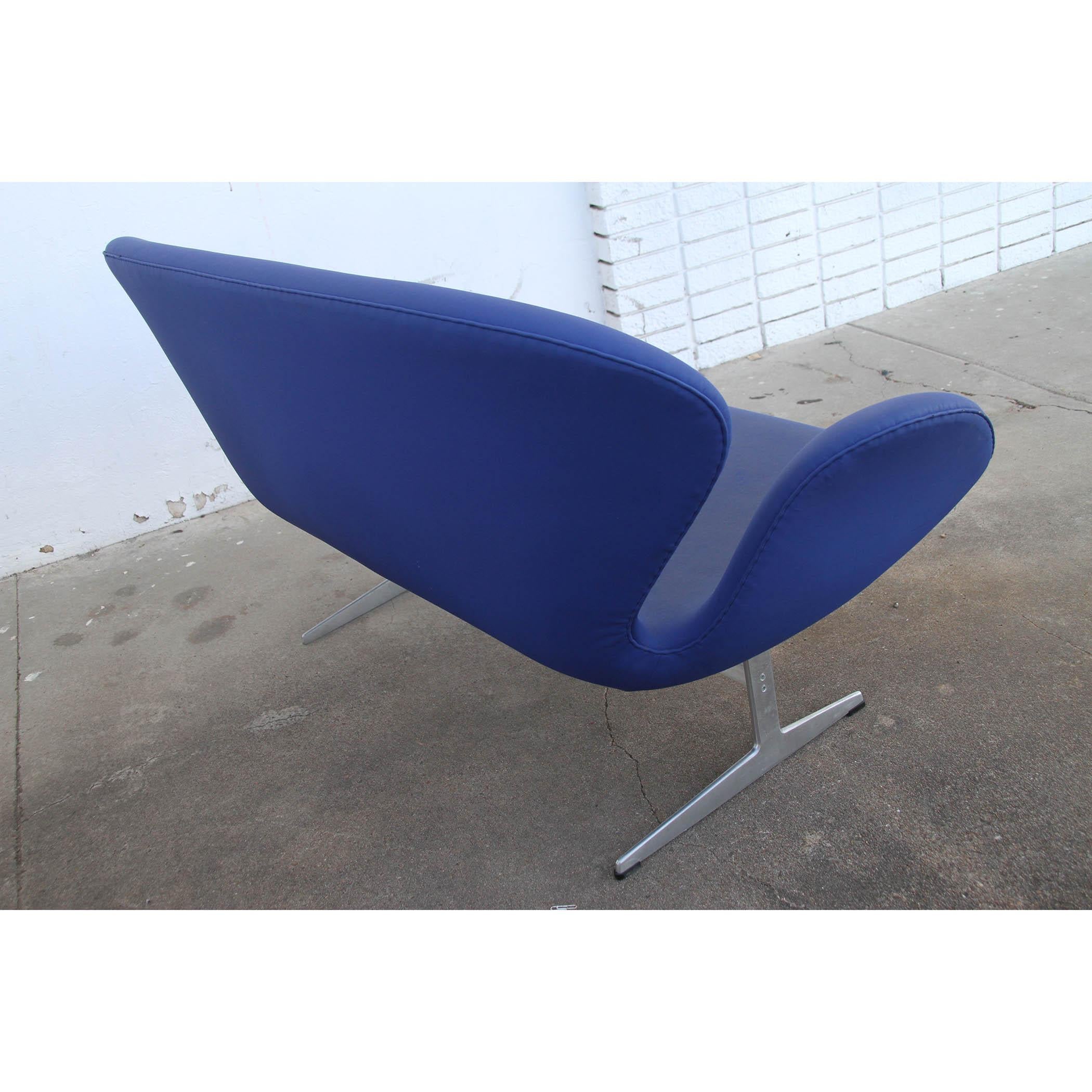 Mid-Century Modern 1 Arne Jacobsen Swan Settee For Sale