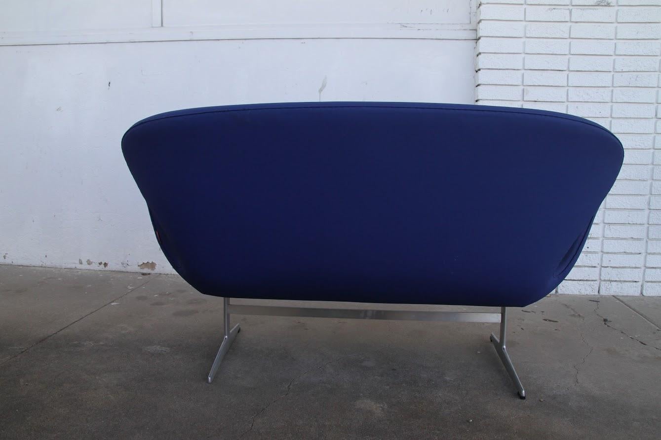 European 1 Arne Jacobsen Swan Settee For Sale