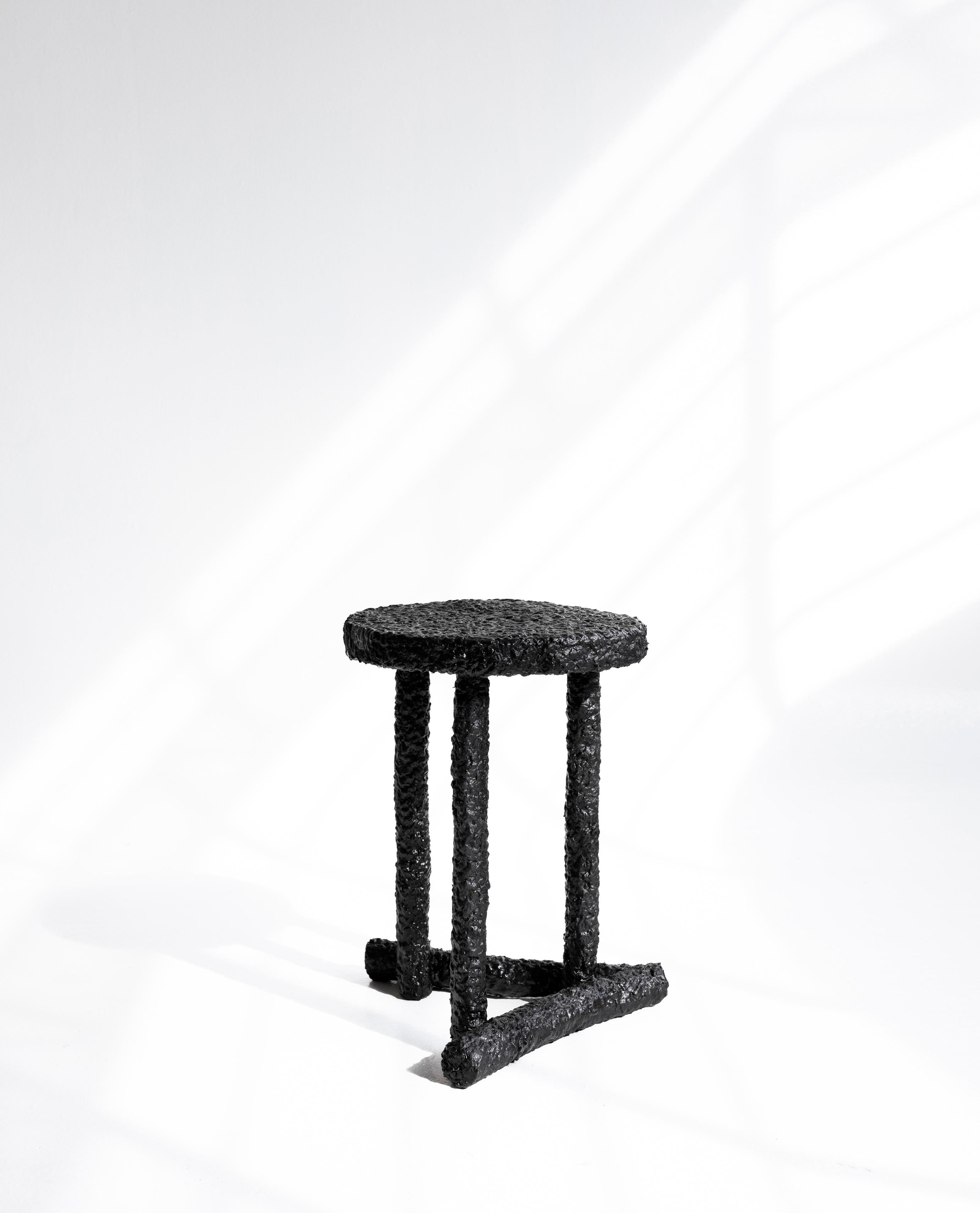 #1 TABLE D'APPOINT CALOR
Structure en baguettes de caféier, fibre de fique, charbon de bois
41x35x43 cm
Pièce unique