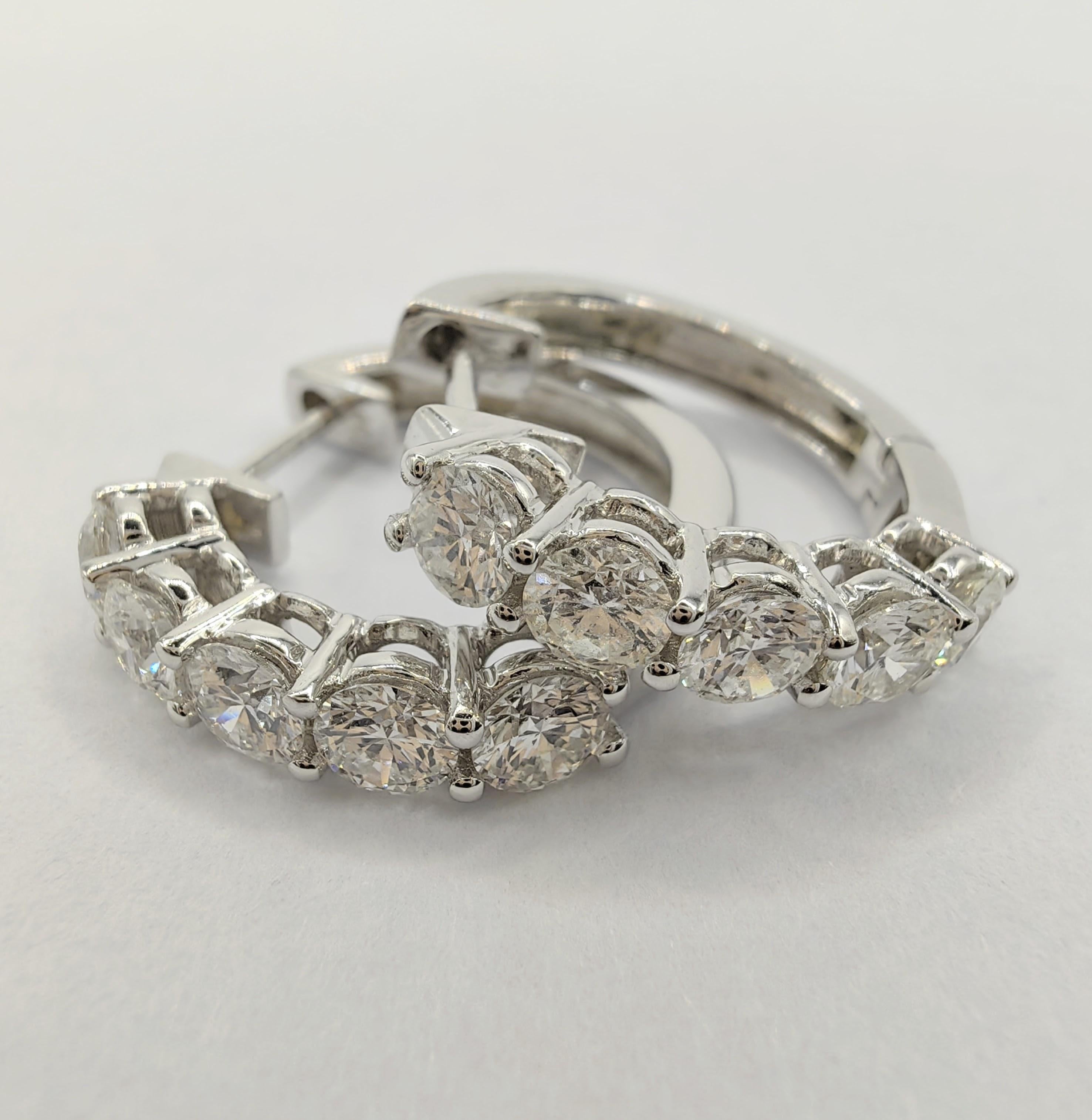 Contemporary 1 Carat 10-Diamond Huggie Hoop Earrings in 18k White Gold For Sale