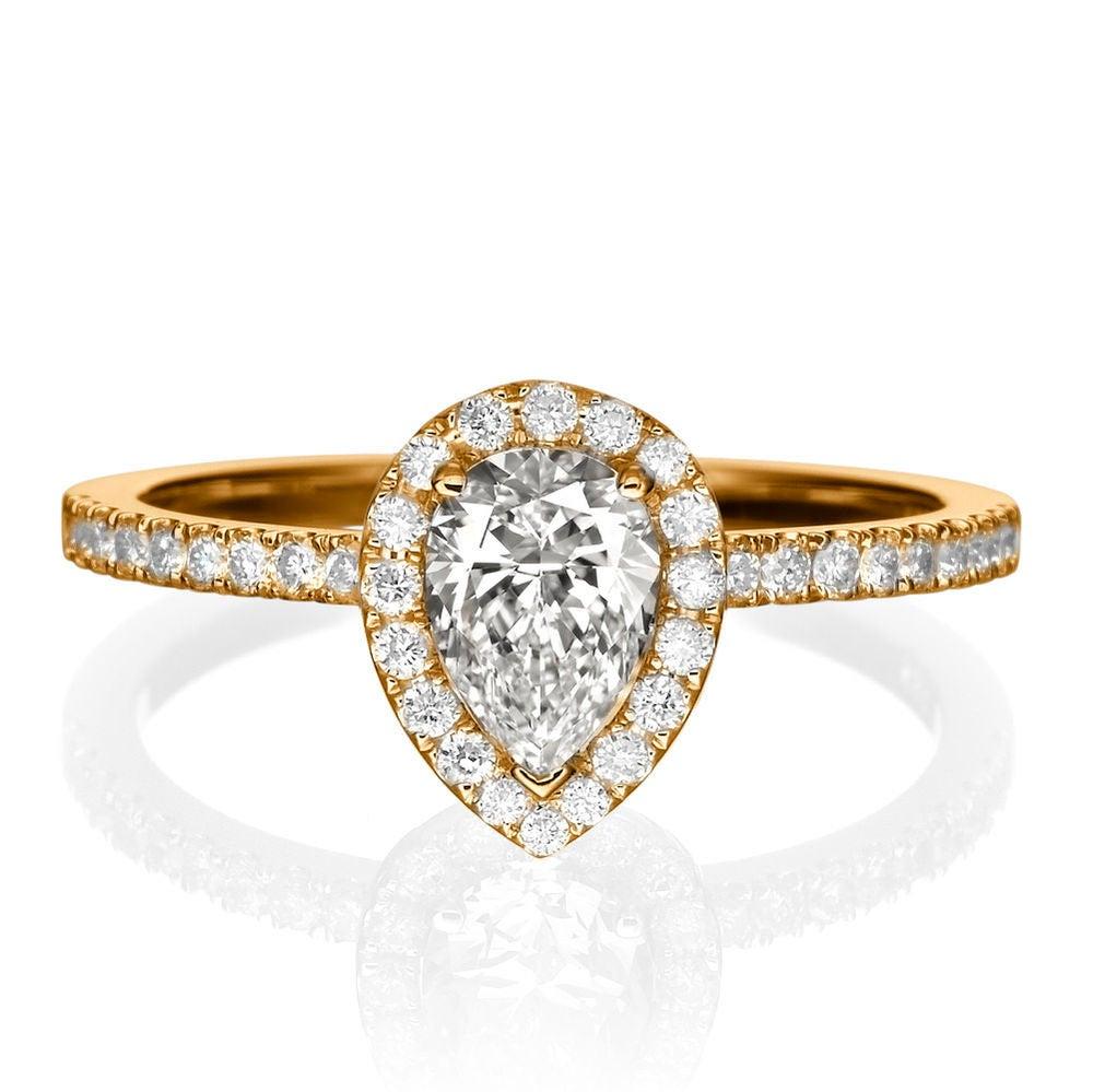 A beautiful pear cut engagement ring made of 14K Rose Gold set with a white natural diamond of 3/4 carat accented by 36 round diamonds. The center diamond of this classic gold ring is of Excellent cut, Si1 clarity and G color. The total carat weight