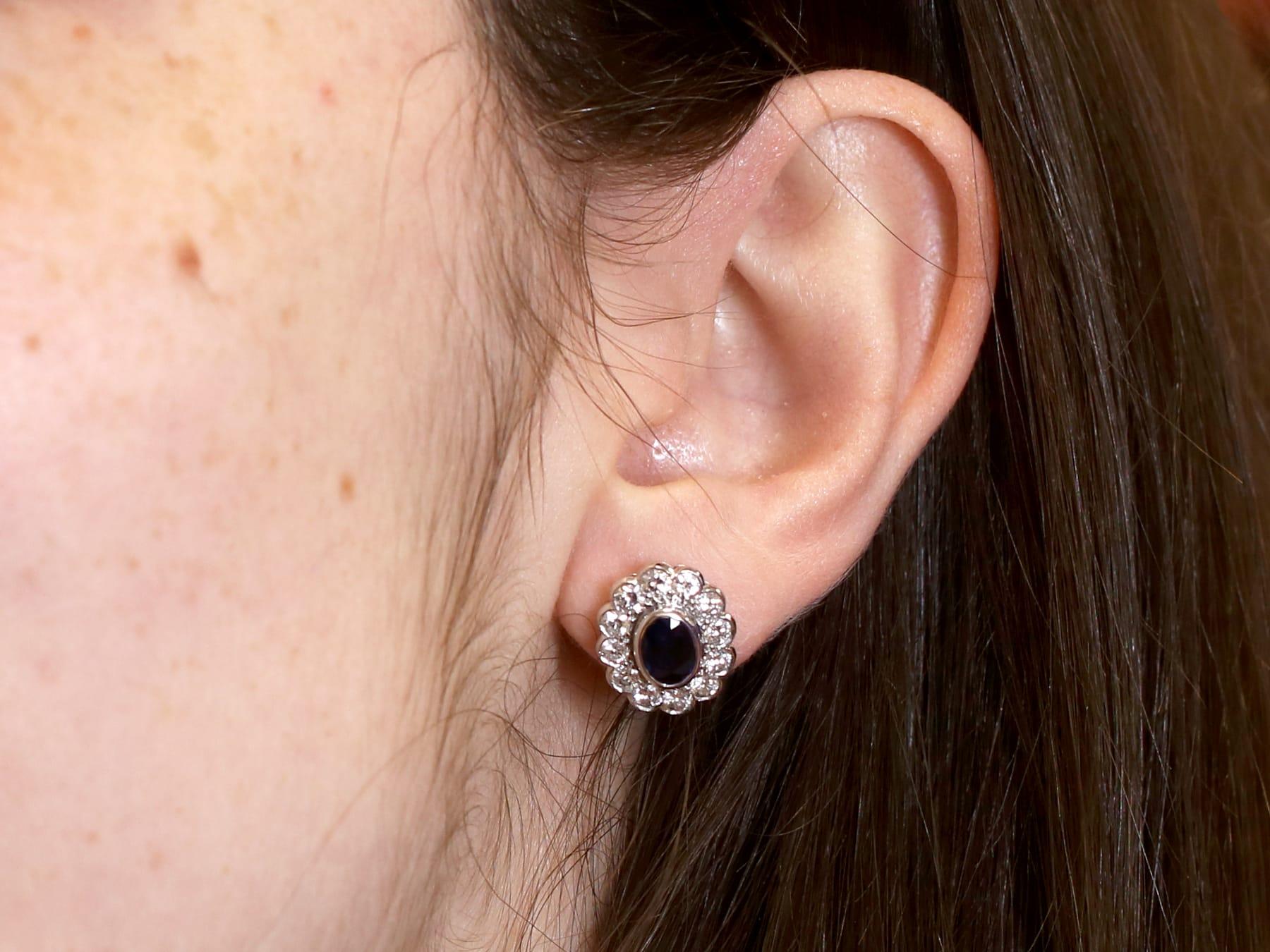 Orecchini a grappolo con zaffiro basaltico da 1 carato e diamante da 1,50 carati in oro bianco 18 carati in vendita 6