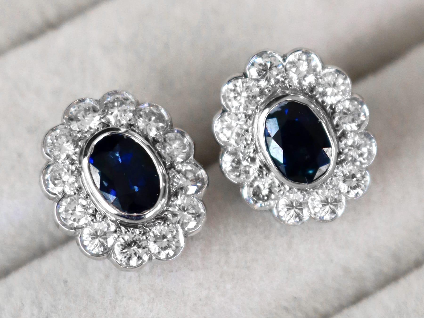 Taglio ovale Orecchini a grappolo con zaffiro basaltico da 1 carato e diamante da 1,50 carati in oro bianco 18 carati in vendita