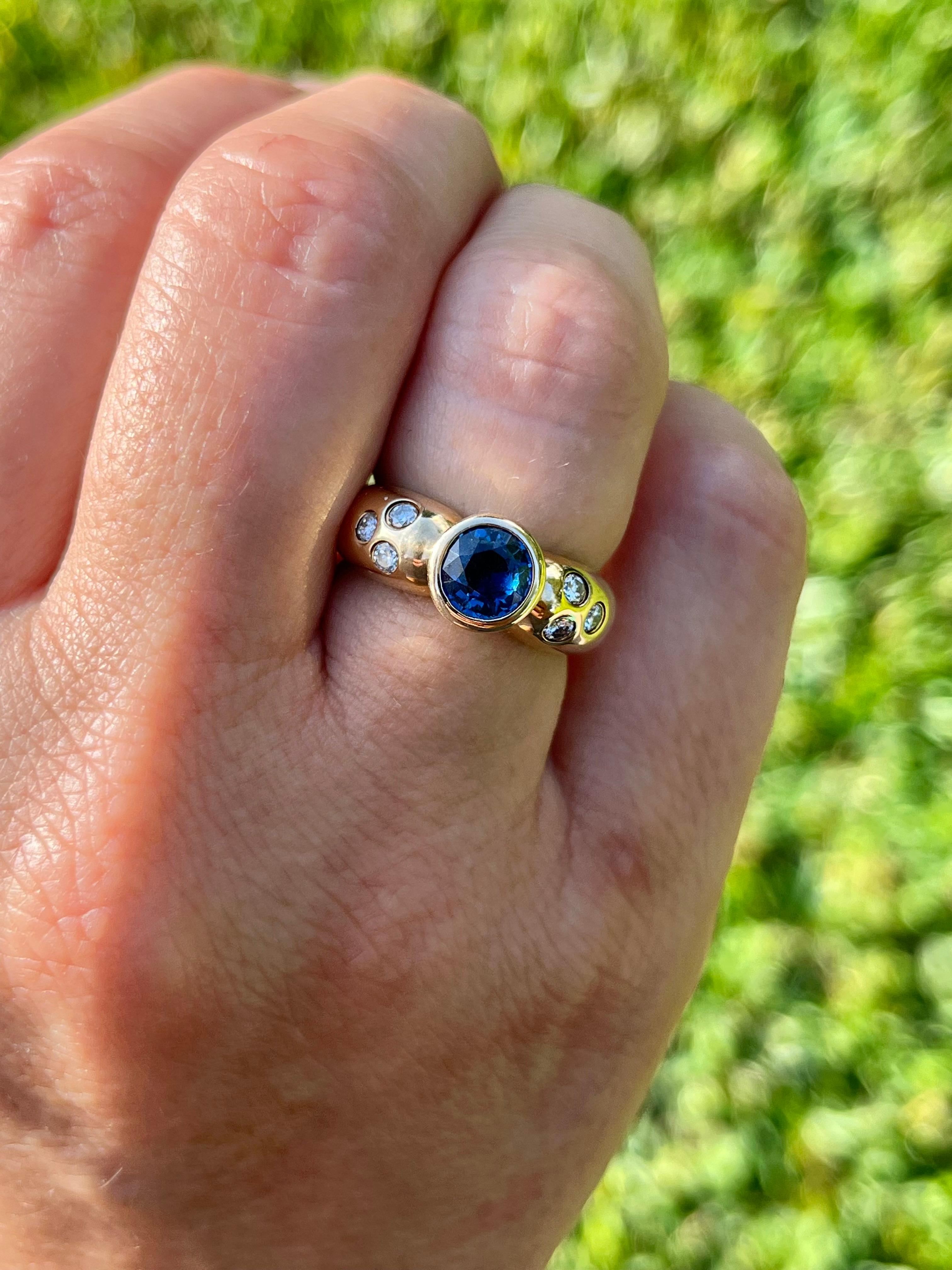 1 Carat Bezel Set Blue Sapphire and Diamond Ring in 14k Yellow Gold In New Condition For Sale In Miami, FL