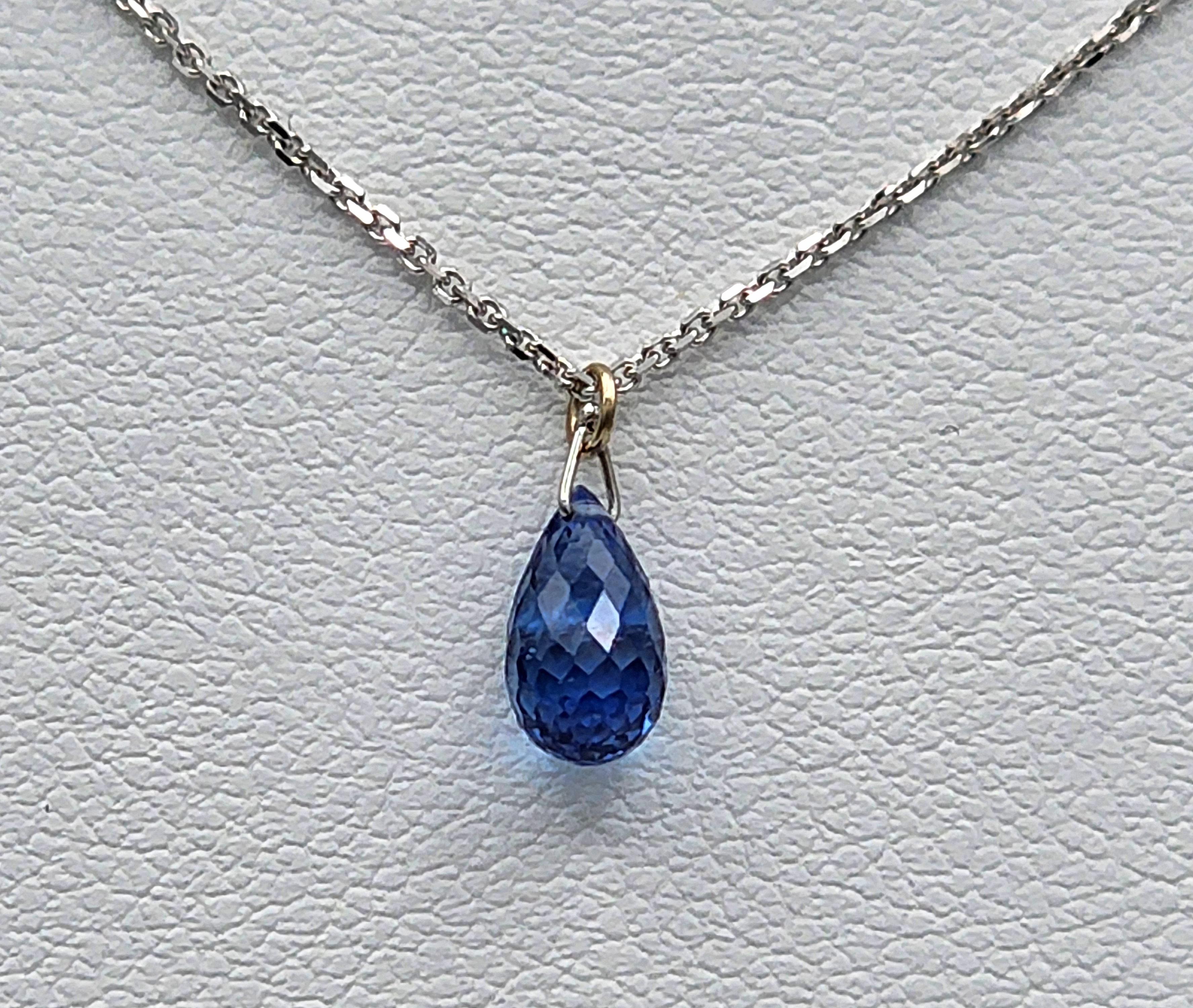 Diese Halskette hat einen 1 Karat blauen Saphir mit facettiertem Briolett.  Das Briolett ist an einer diamantgeschliffenen Kabelkette aus 14 Karat Weißgold mit einer Länge von 18 Zoll befestigt.  Diese Kette sieht sowohl allein als auch in