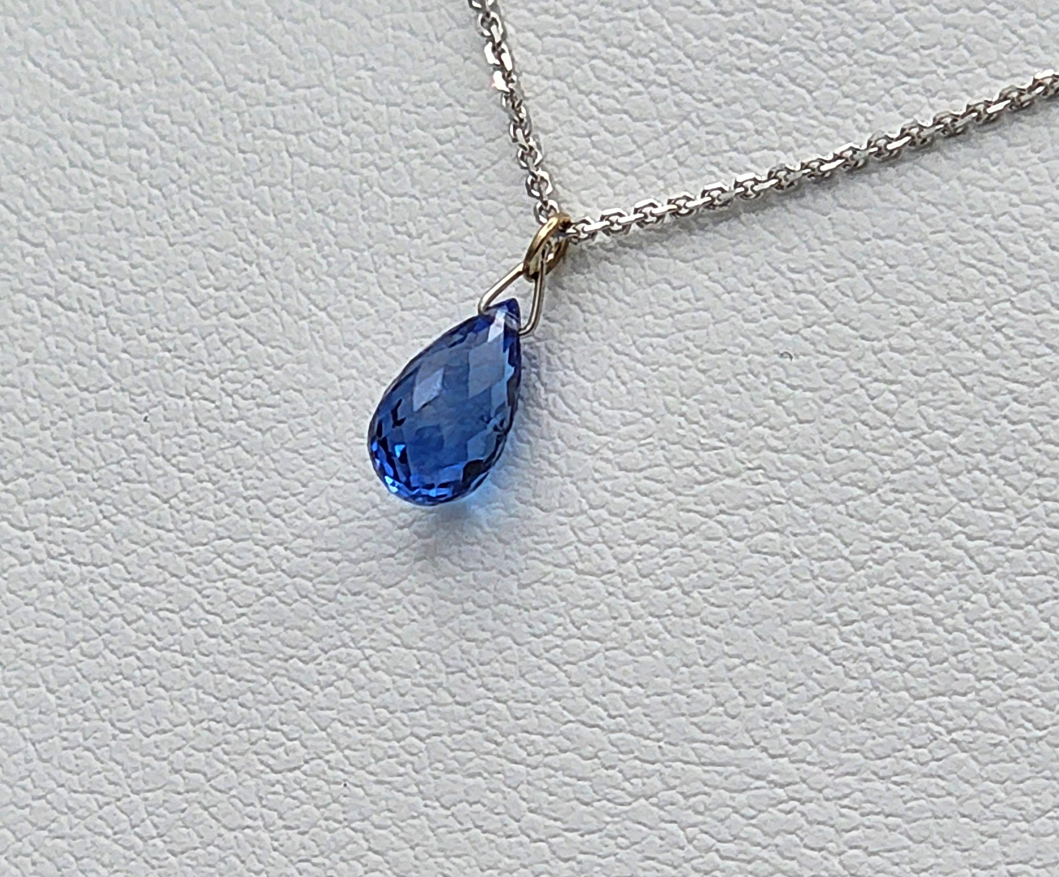 1 Karat Blauer Saphir Briolette-Anhänger an Kette aus 14 Karat Weißgold (Moderne)