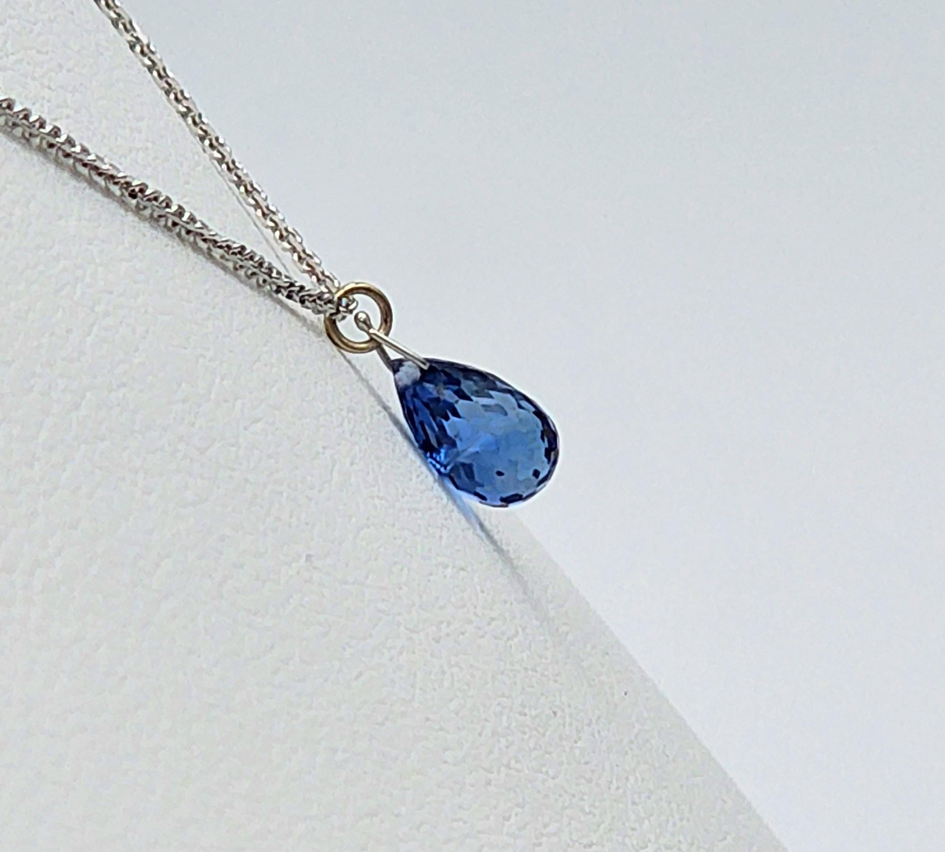 1 Karat Blauer Saphir Briolette-Anhänger an Kette aus 14 Karat Weißgold Damen