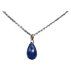 1 Karat Blauer Saphir Briolette-Anhänger an Kette aus 14 Karat Weißgold