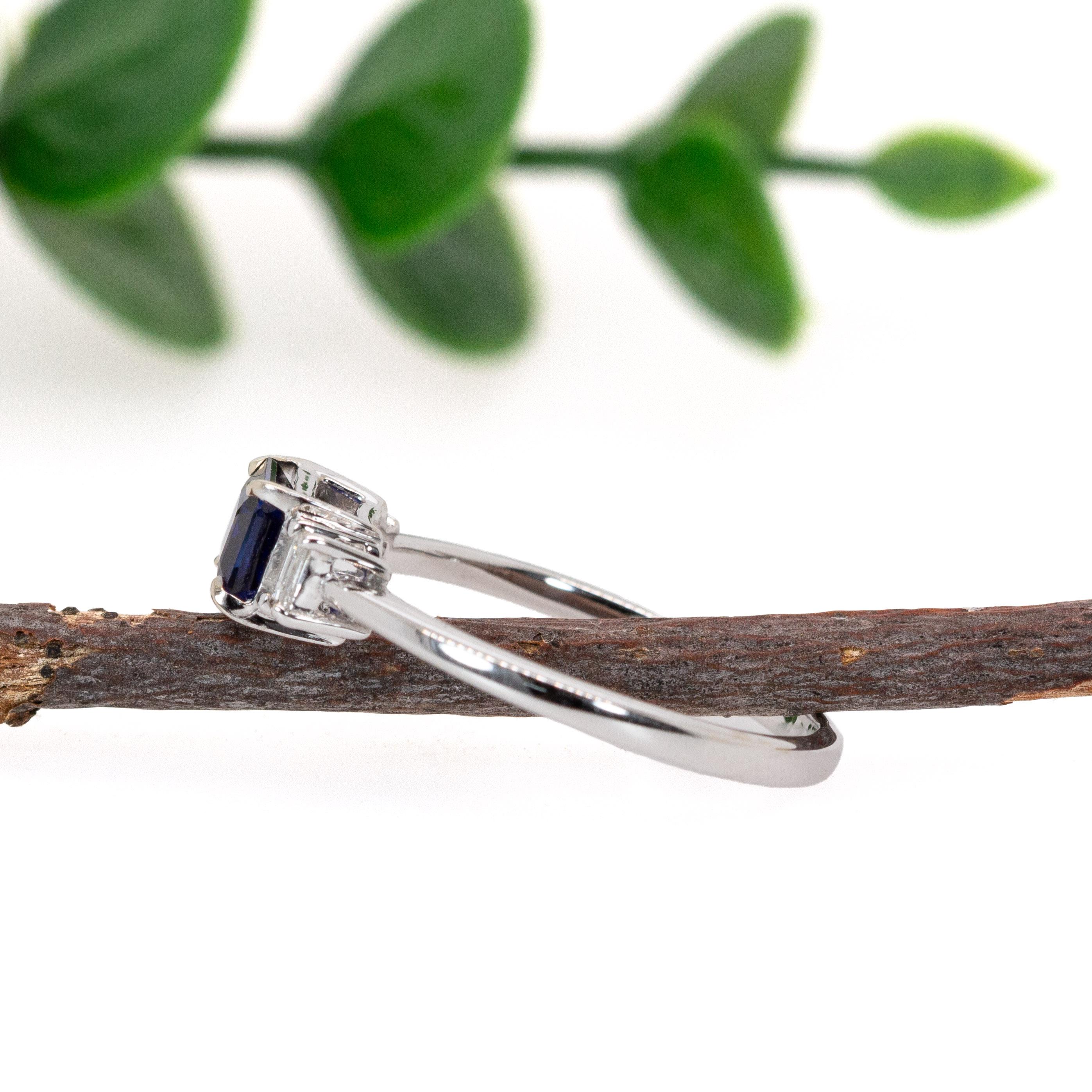 1 Carat Blue Sapphire Ring with Natural Diamonds in 14K Solid Gold  EM 7x5mm For Sale 1