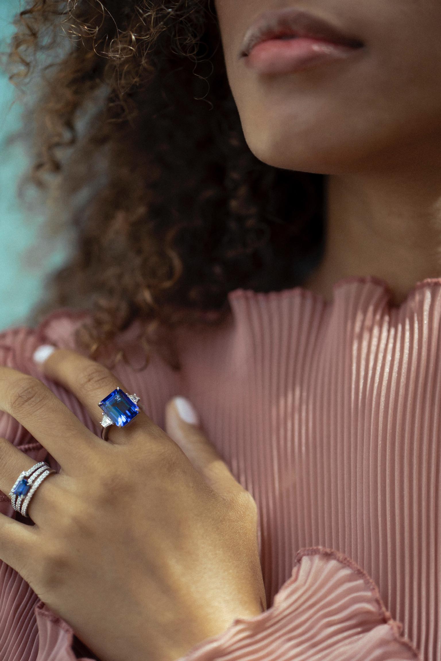 1 Karat Blauer Saphir Ring mit Pavé-Ring (Smaragdschliff) im Angebot