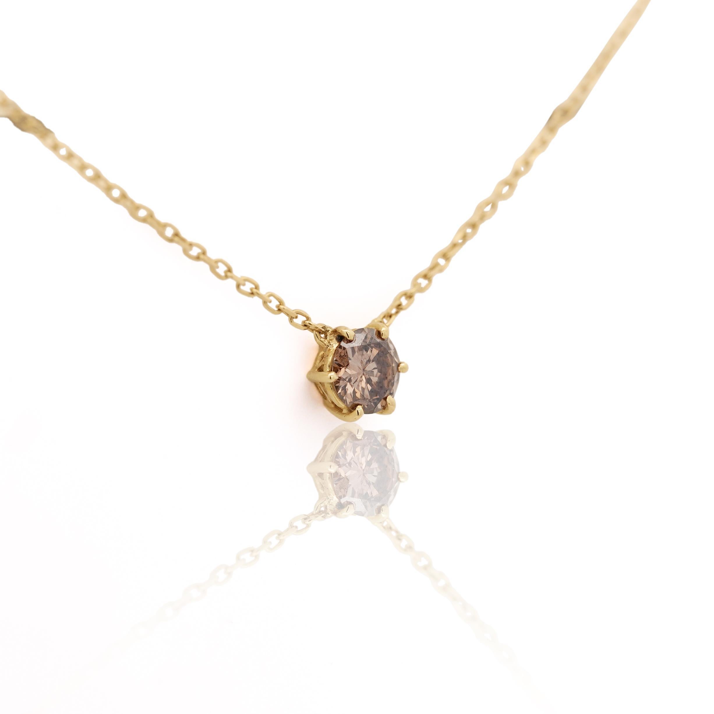 Collana con solitario di diamanti brown Nature da 1 carato in oro giallo 18K con diamante chocolate taglio brillante rotondo incastonato a sei punte. Delicata catena con cavo e chiusura sicura per un peso totale di 3,06 grammi.

Specifiche del