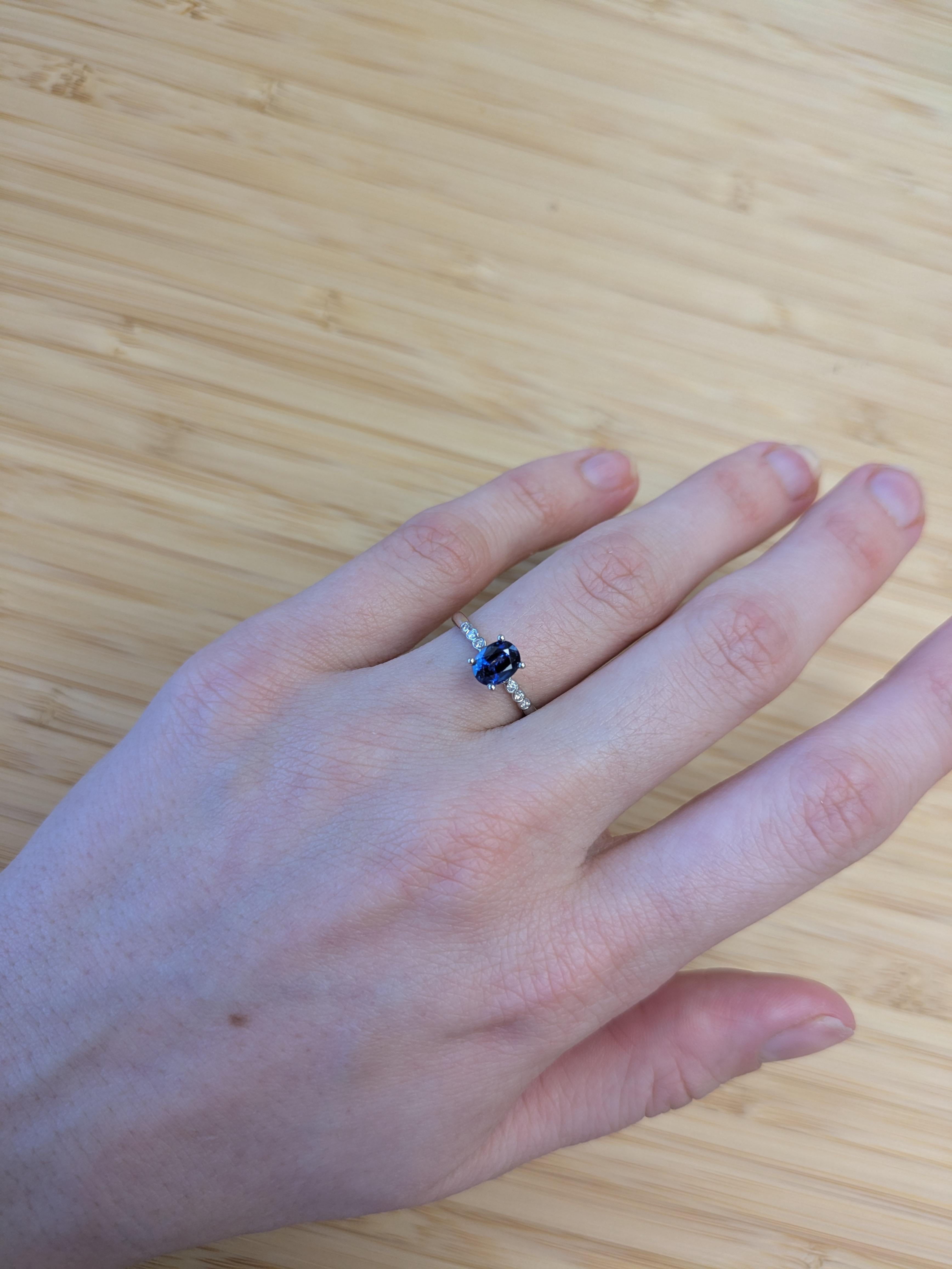 Este anillo de zafiro de Ceilán de 1,13 quilates, una pequeña maravilla, presenta un diseño clásico con una brillante banda de pavé de diamantes. Fabricado en oro auténtico de 14 quilates, es una mezcla perfecta de lujo sutil y feminidad moderna.
