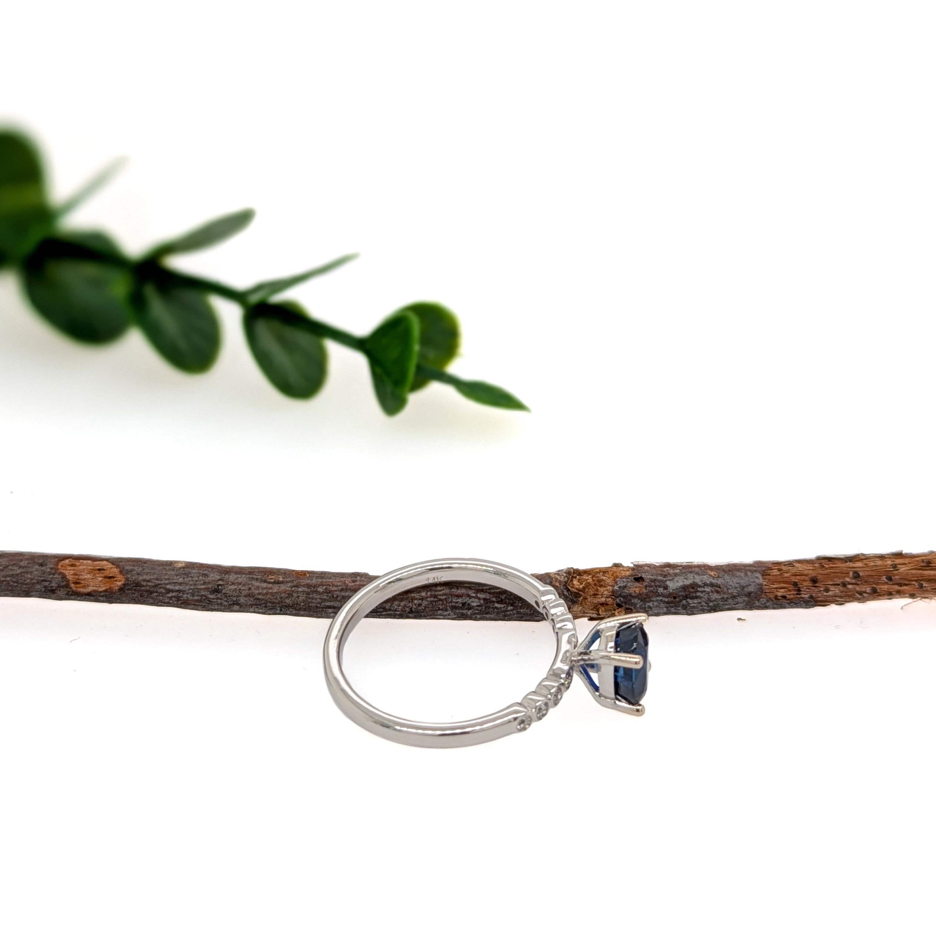 Anillo de Zafiro de Ceilán de 1 Quilate con Acentos de Diamante Natural en Oro de 14K  OV 6x4,5 mm en Nuevo estado para la venta en Columbus, OH