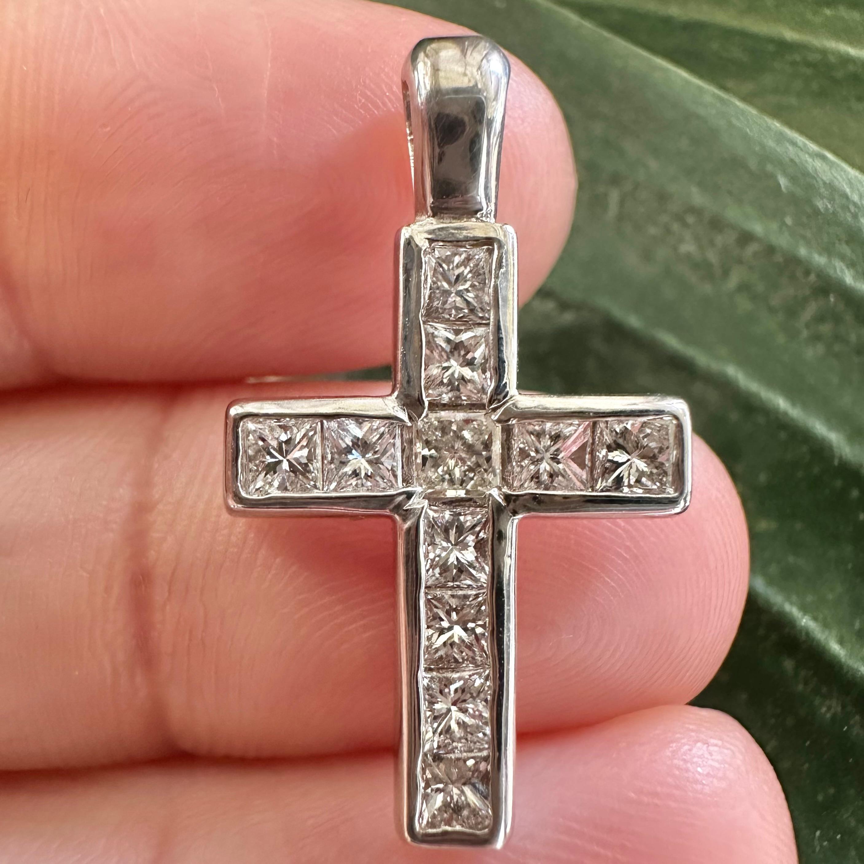 Taille princesse Pendentif croix en or blanc 18 carats serti d'un diamant taille princesse de 1 carat en vente