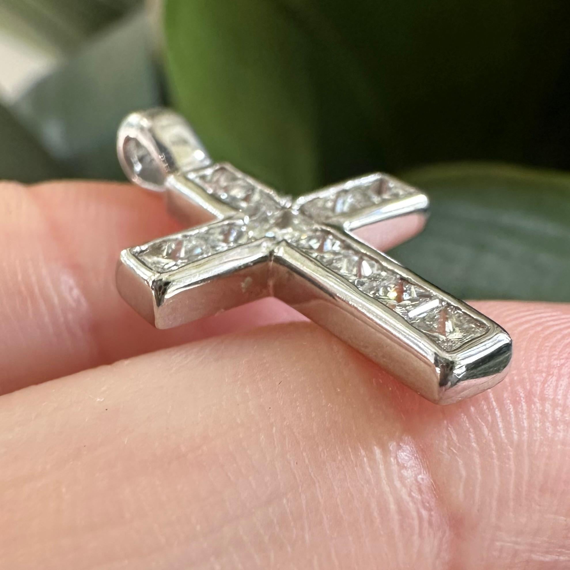 Pendentif croix en or blanc 18 carats serti d'un diamant taille princesse de 1 carat Excellent état - En vente à Miami, FL