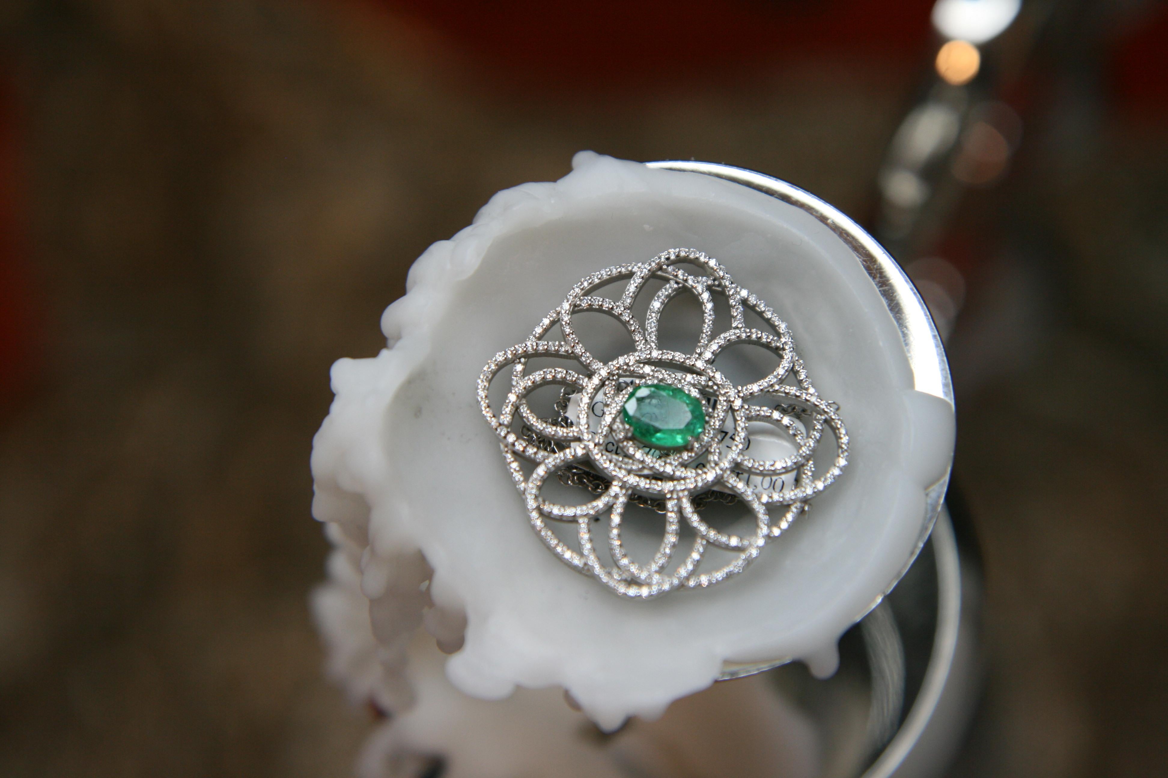 1 Karat kolumbianischer Smaragd  1,68 Karat VS G Farbe Diamanten mit Gold Halskette  (Ovalschliff) im Angebot