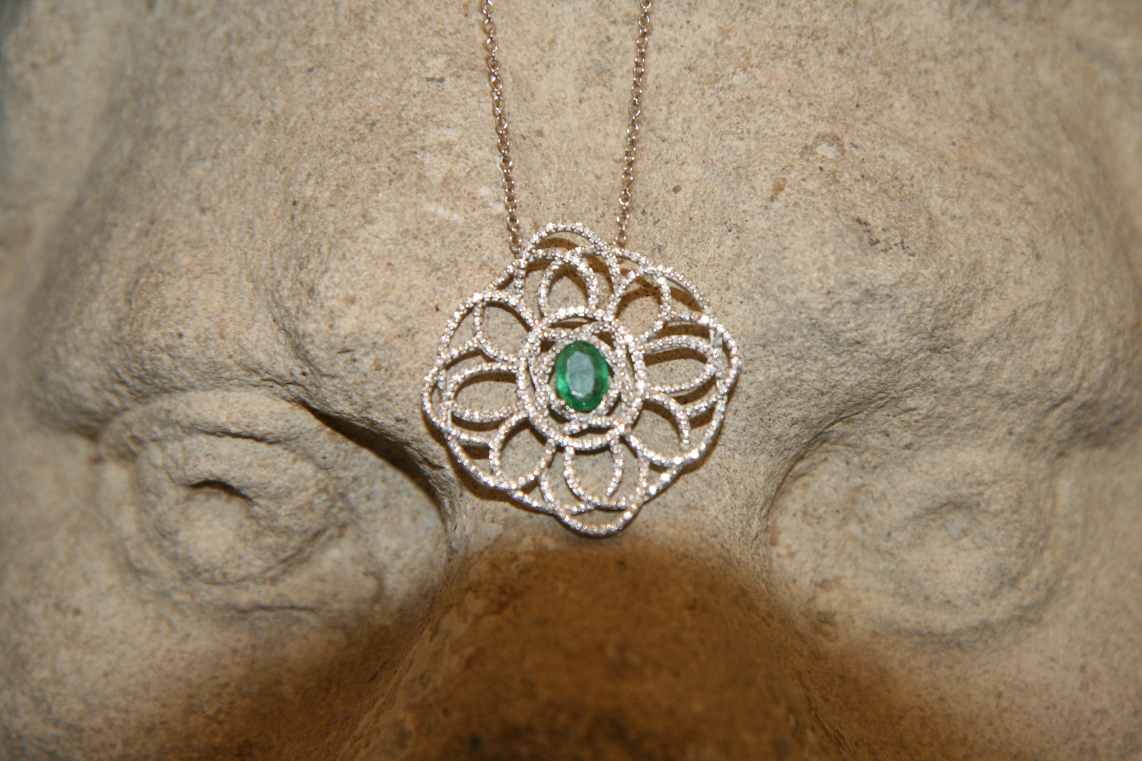 1 Karat kolumbianischer Smaragd  1,68 Karat VS G Farbe Diamanten mit Gold Halskette  (Zeitgenössisch) im Angebot