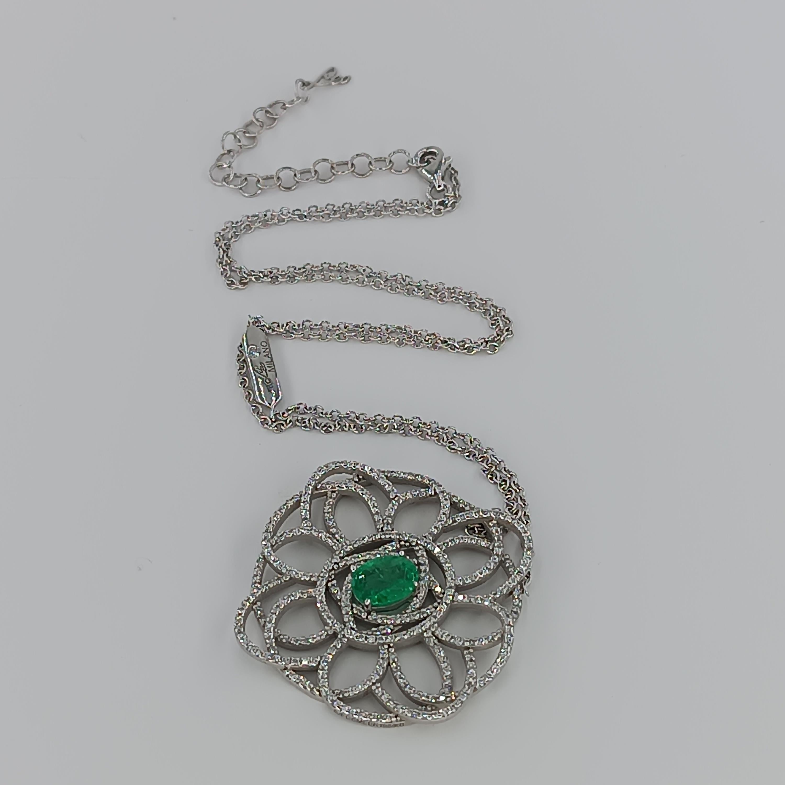 1 Karat kolumbianischer Smaragd  1,68 Karat VS G Farbe Diamanten mit Gold Halskette  Damen im Angebot