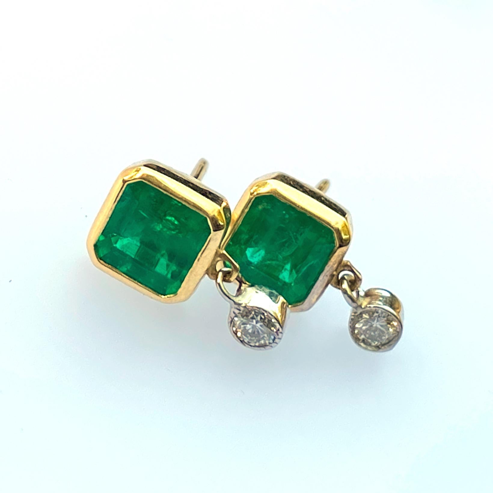 Contemporary 1 Carat Colombian Emerald Earrings in 18 Karat Yellow Gold with Diamond Drops