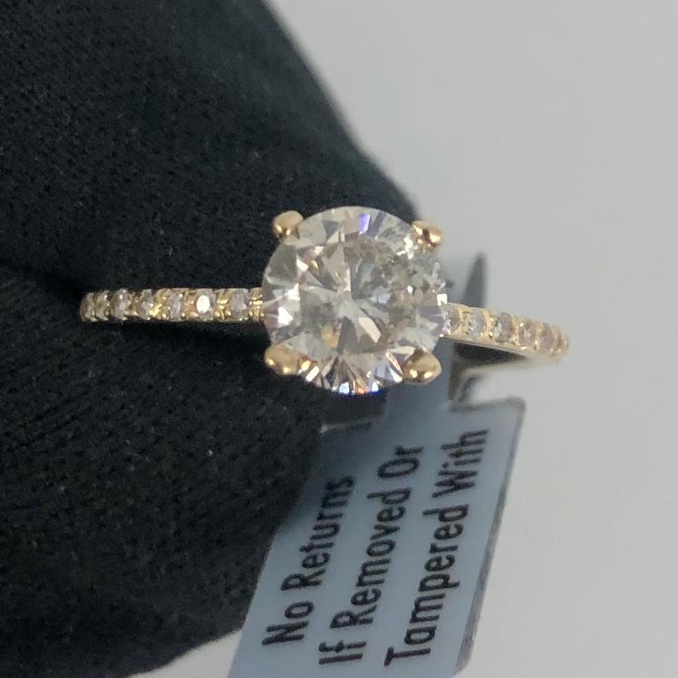 Atemberaubender 1 Karat Solitär-Diamant-Verlobungsring aus 14k Gelbgold. Dieser Solitär-Diamant ist GIA-zertifiziert mit einem elektronischen Bericht zur Diamantenbewertung. 

Ein runder Solitärdiamant von über 1 Karat (natürlich aus Erdminen) ist
