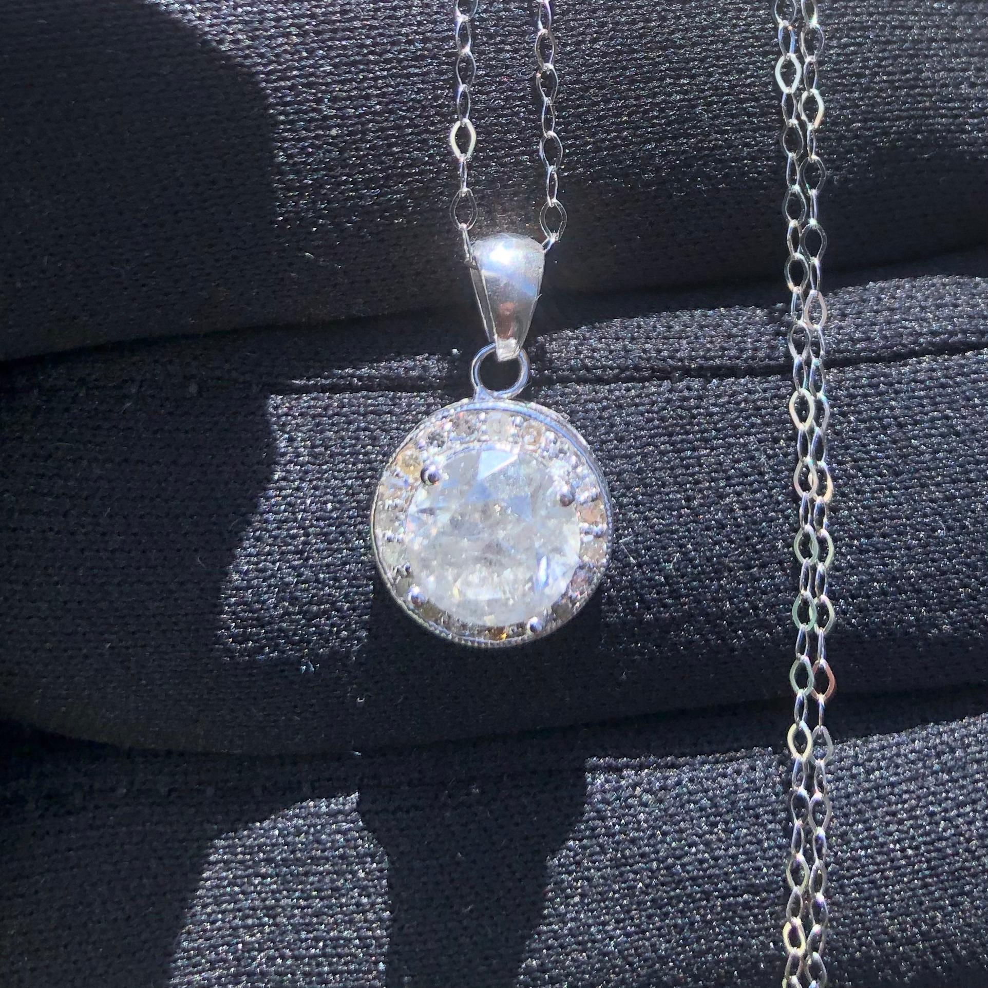 Taille princesse 2 Carat Ct 1 Brilliant Round Diamond Halo Pendant Necklace in 14k White Gold (collier avec pendentif en forme de halo en or blanc) en vente