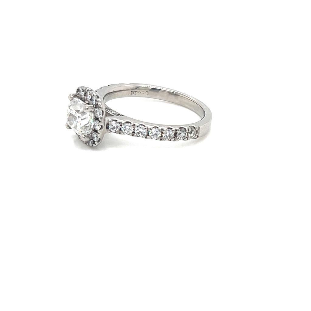 1 Carat Cushion cut Diamond Ring in Platinum In New Condition For Sale In London, GB