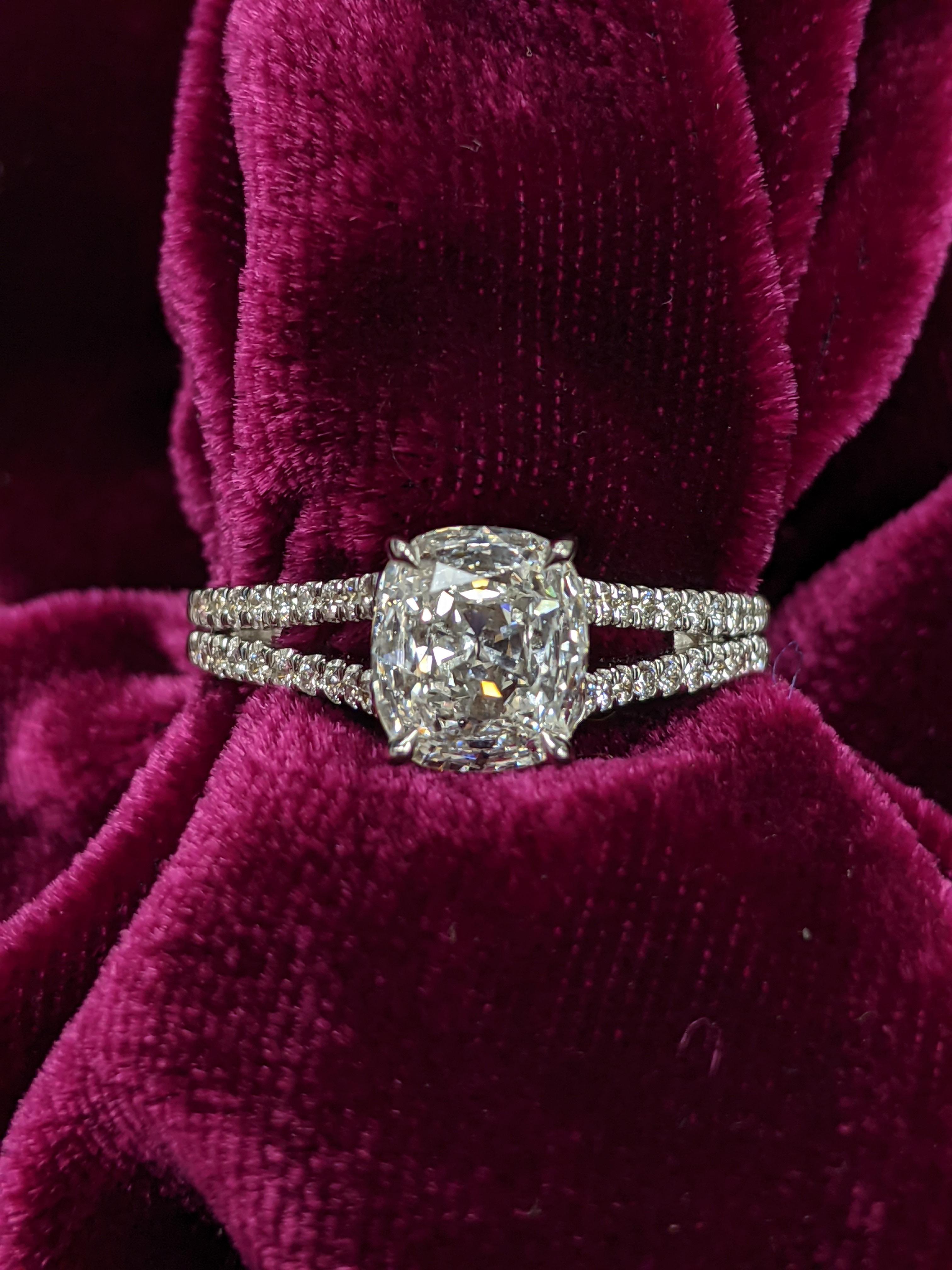 Solitaire à double tige taille coussin de 1 carat sur bague Neuf - En vente à New York, NY