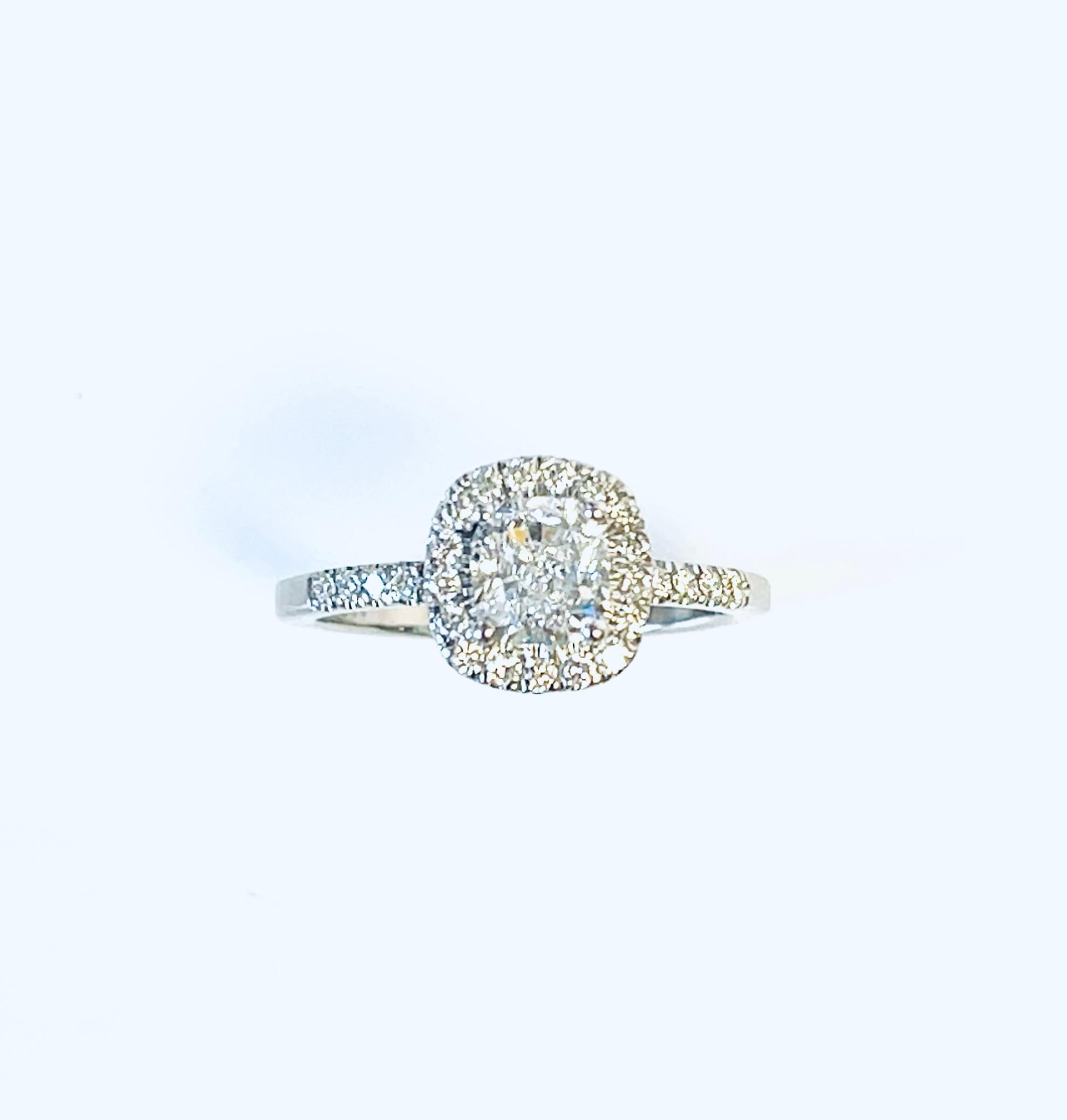 Taille coussin 1 Carat Cushion Diamond Halo Engagement Ring E Color VS2 Clarity in 14K Gold GIA en vente