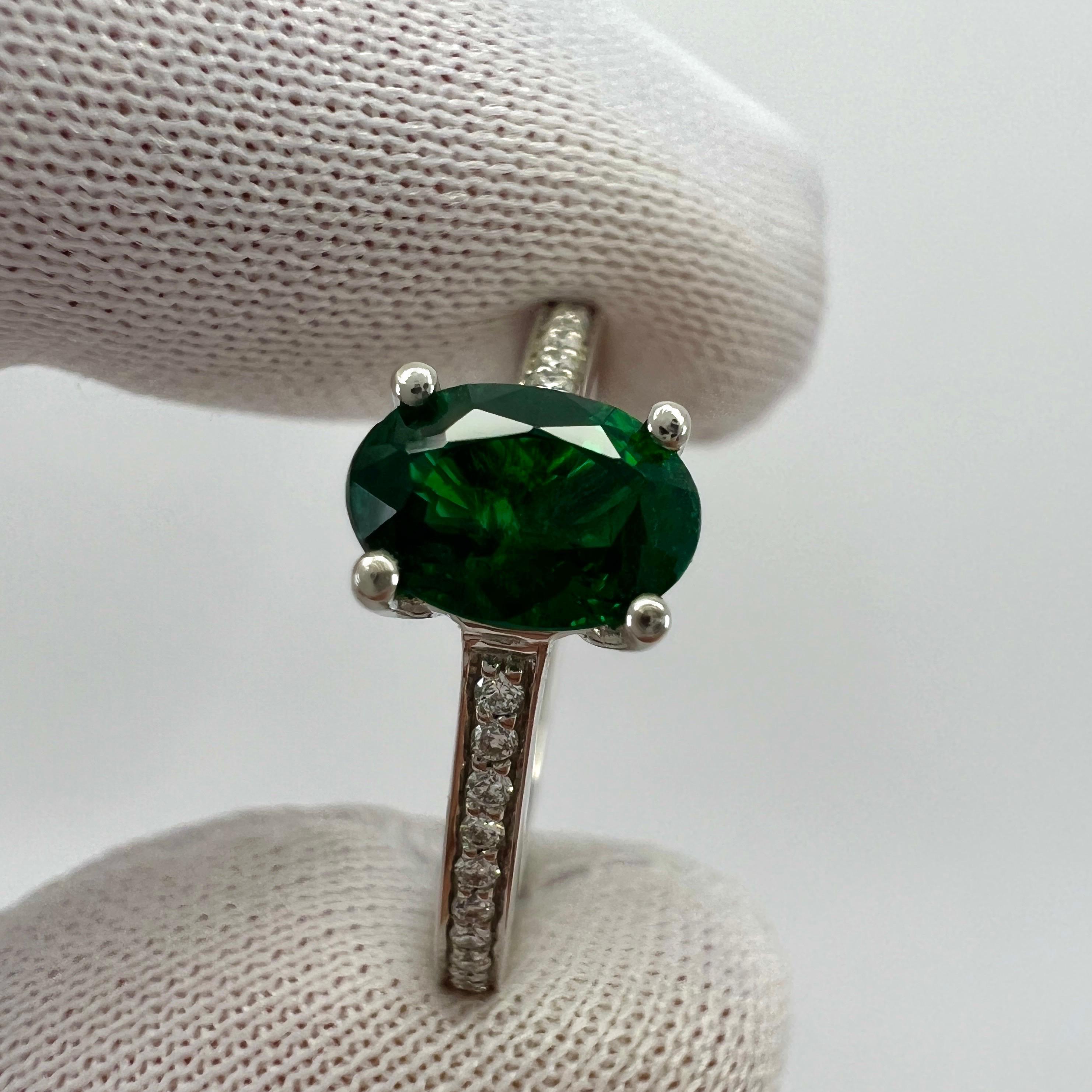 Bague solitaire en platine avec émeraude naturelle de couleur vert foncé et diamant. 1,00 Poids total en carats.

Magnifique émeraude de 0,88 carat d'une belle couleur vert foncé et d'une excellente taille ovale. Mesurant un peu plus de