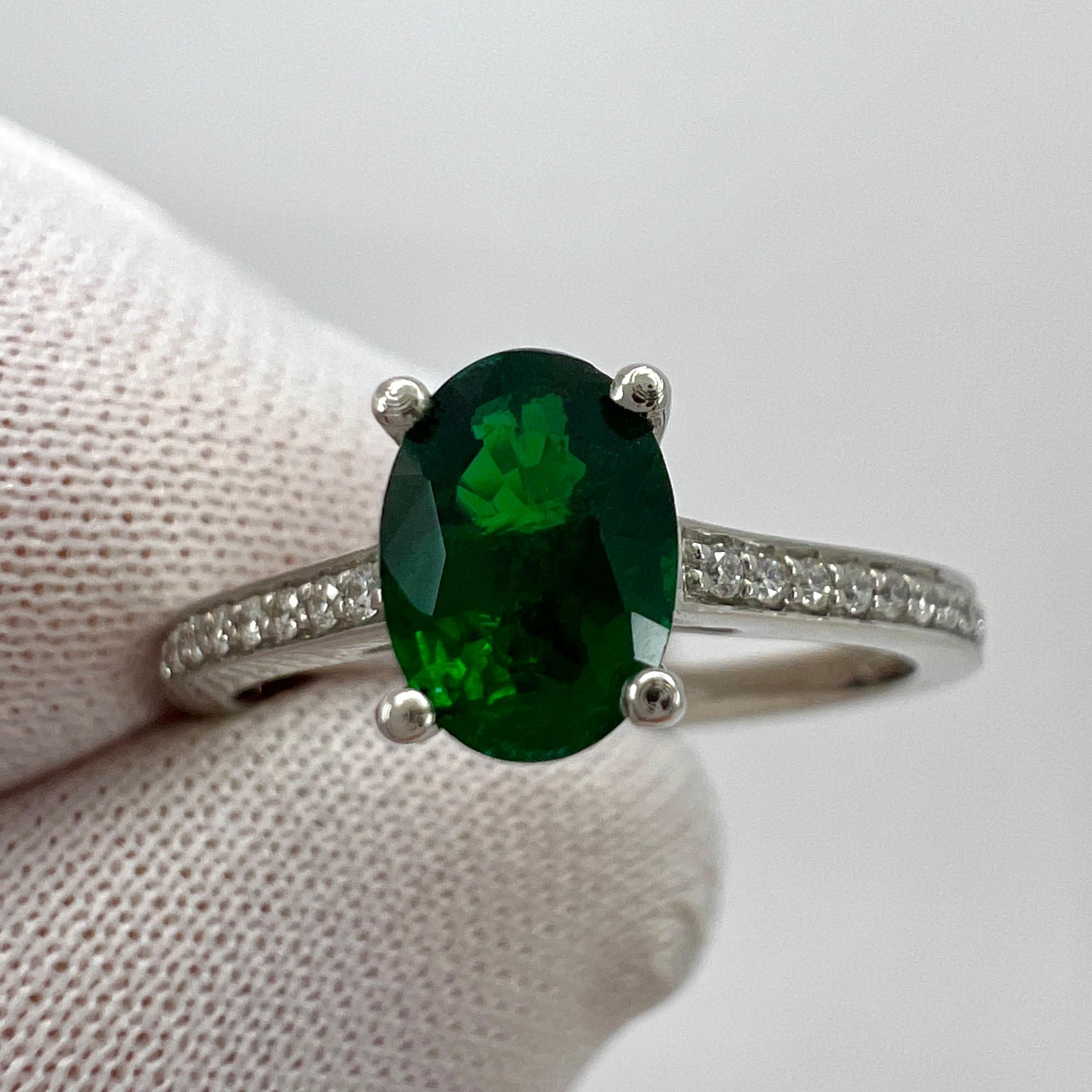 Taille ovale 1 Carat Natural Emerald & Diamond Deep Green Oval Cut Platinum Solitaire Ring (bague solitaire en platine de 1 carat d'émeraude naturelle et de diamant) en vente