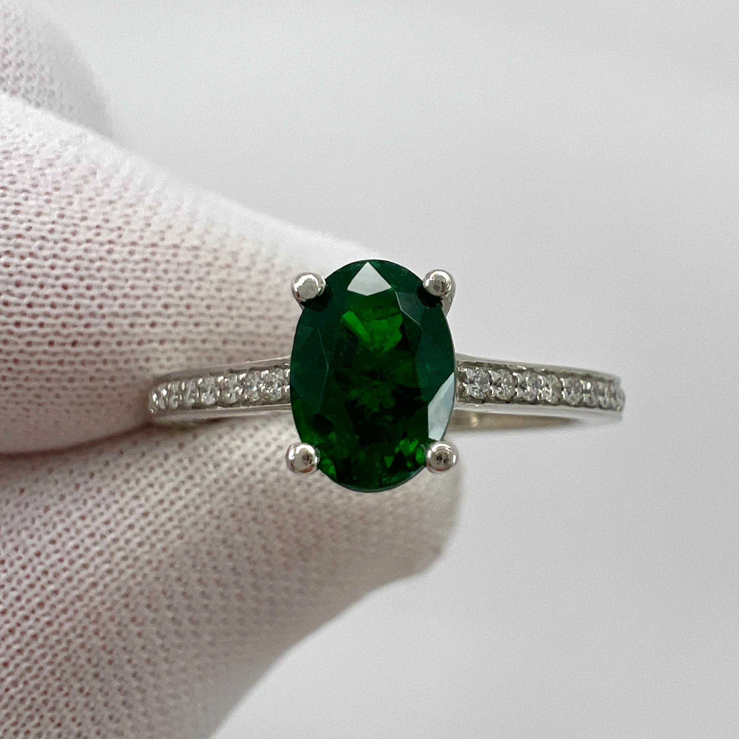 1 Carat Natural Emerald & Diamond Deep Green Oval Cut Platinum Solitaire Ring (bague solitaire en platine de 1 carat d'émeraude naturelle et de diamant) Unisexe en vente
