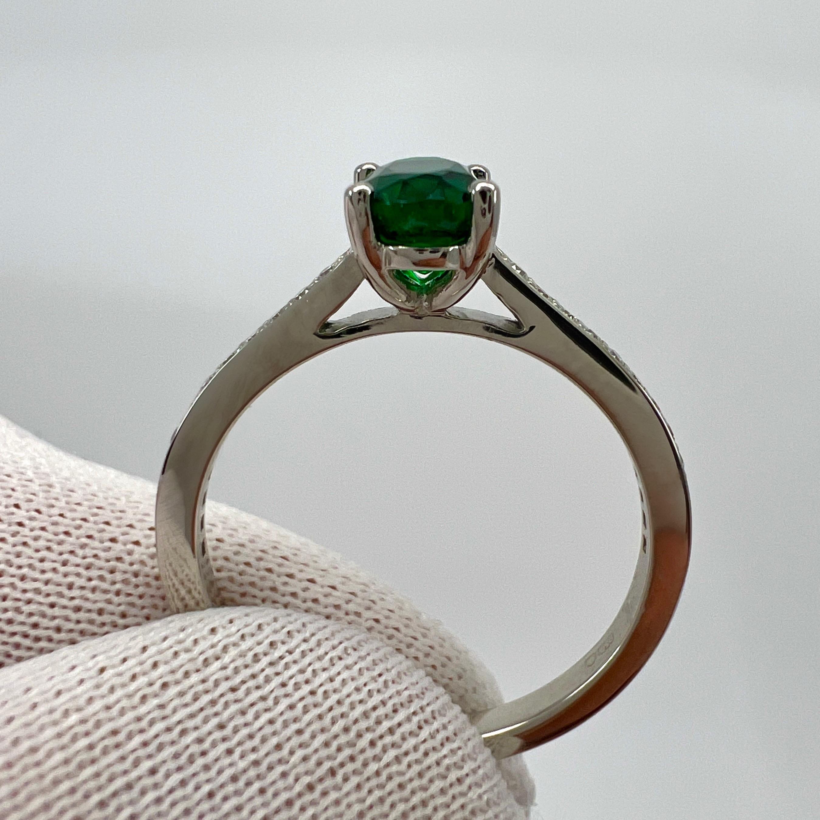 1 Carat Natural Emerald & Diamond Deep Green Oval Cut Platinum Solitaire Ring (bague solitaire en platine de 1 carat d'émeraude naturelle et de diamant) en vente 1