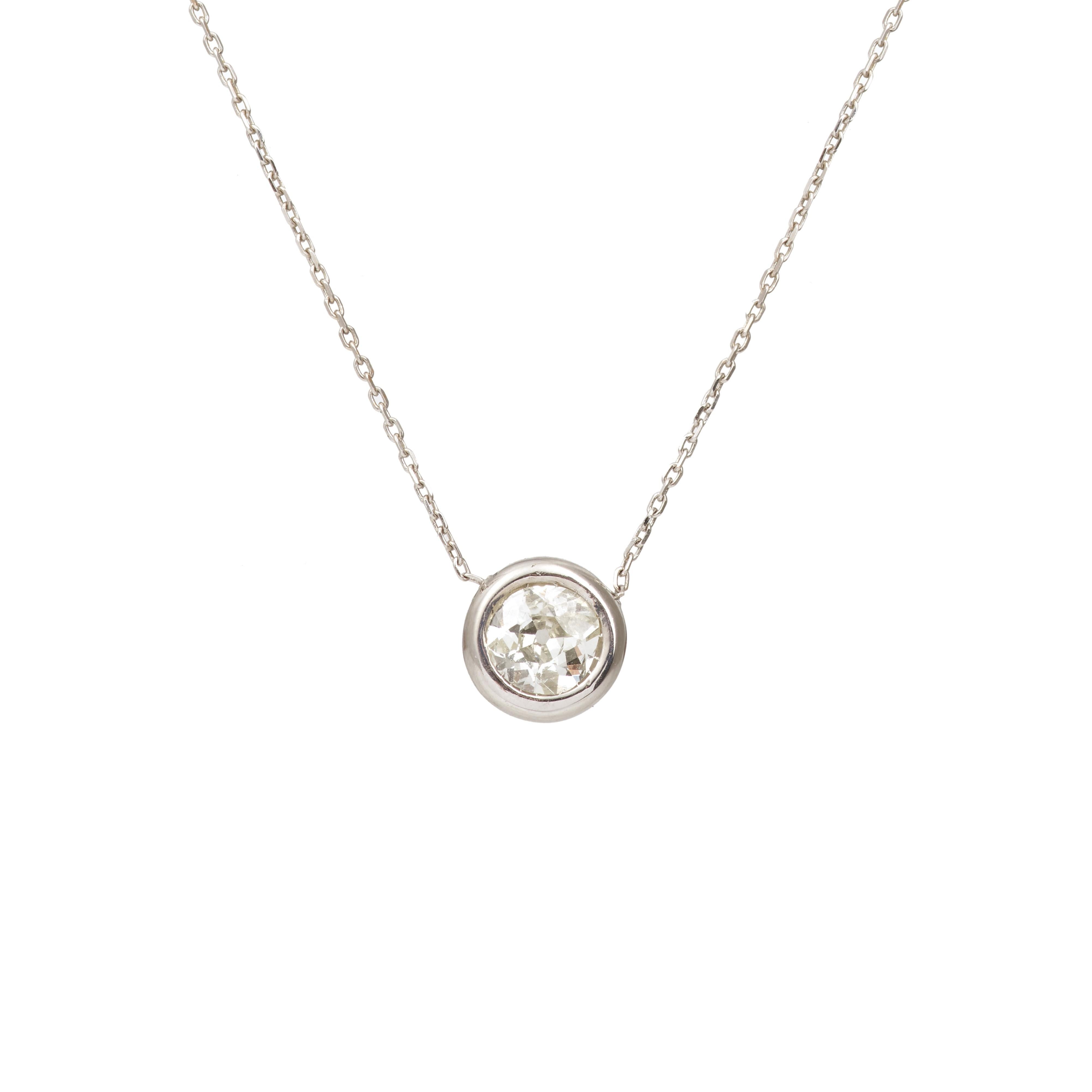 Pendant necklace in white gold with an old-cut diamond in a tire setting.

Estimated diamond weight: 1 carat

Estimated colour: I-J

Estimated clarity: SI

Necklace length: Adjustable between three rings at 42, 45 and 48 cm (16.53, 17.71 or 18.89