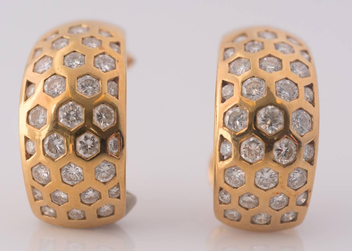 1980s Diamond and 18 Karat yellow Gold Omega Lever Back Honeycomb Earrings

These Stunning earrings feature 1.0 carats total weight of Round Brilliant Diamonds set in a Honeycomb design. The rich 18 Karat Yellow Gold accentuates the Sparkle and