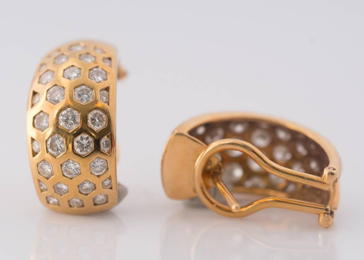 Modern 1 Carat Diamond and 18 Karat Yellow Gold Honeycomb Earrings