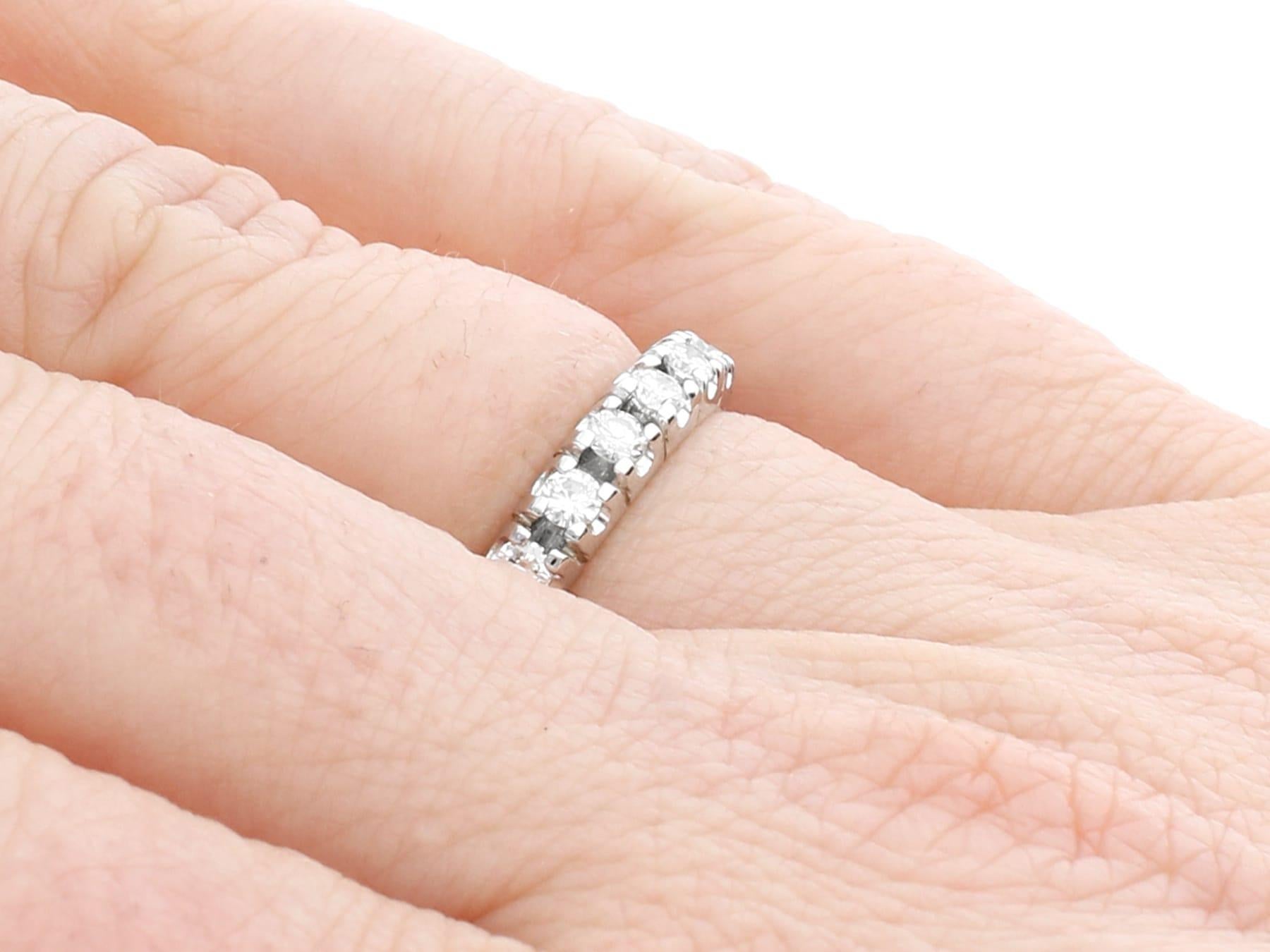 Bague d'éternité complète en or blanc et diamants de 1 carat en vente 3