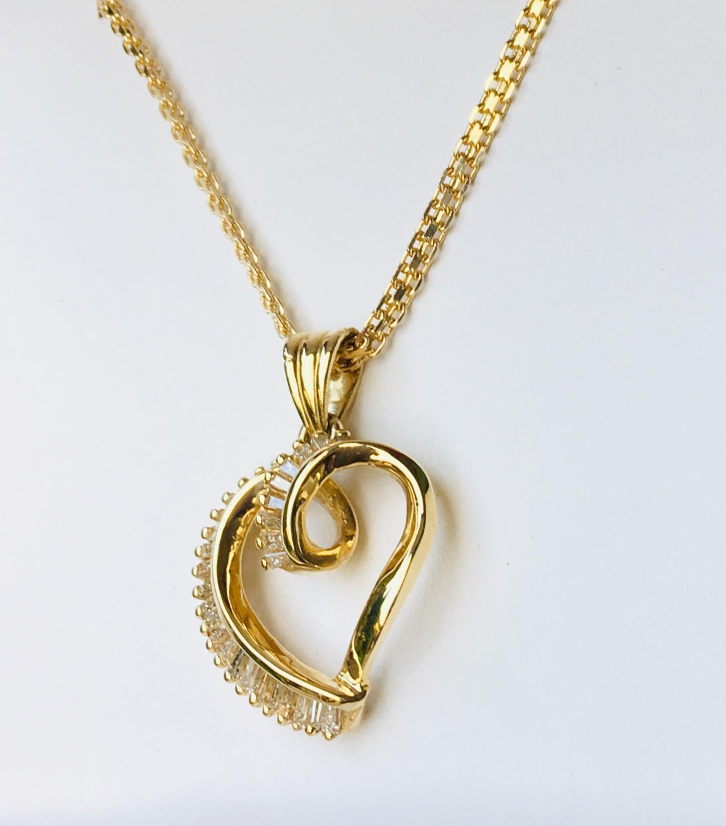 1 Carat Diamond Baguette Swirling Ribbon Heart Pendant 14 Karat Gold with Chain (Zeitgenössisch)