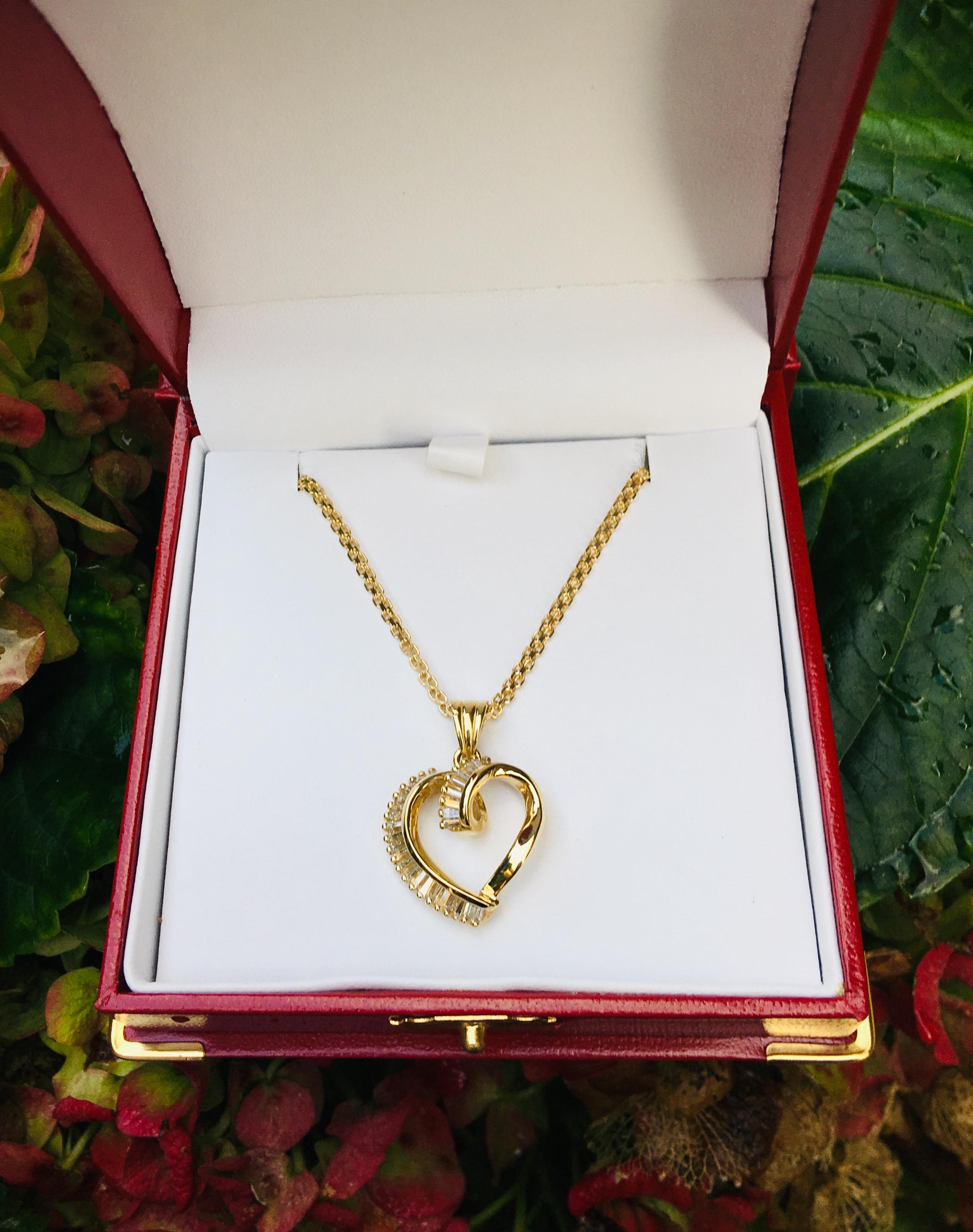 1 Carat Diamond Baguette Swirling Ribbon Heart Pendant 14 Karat Gold with Chain (Baguetteschliff)