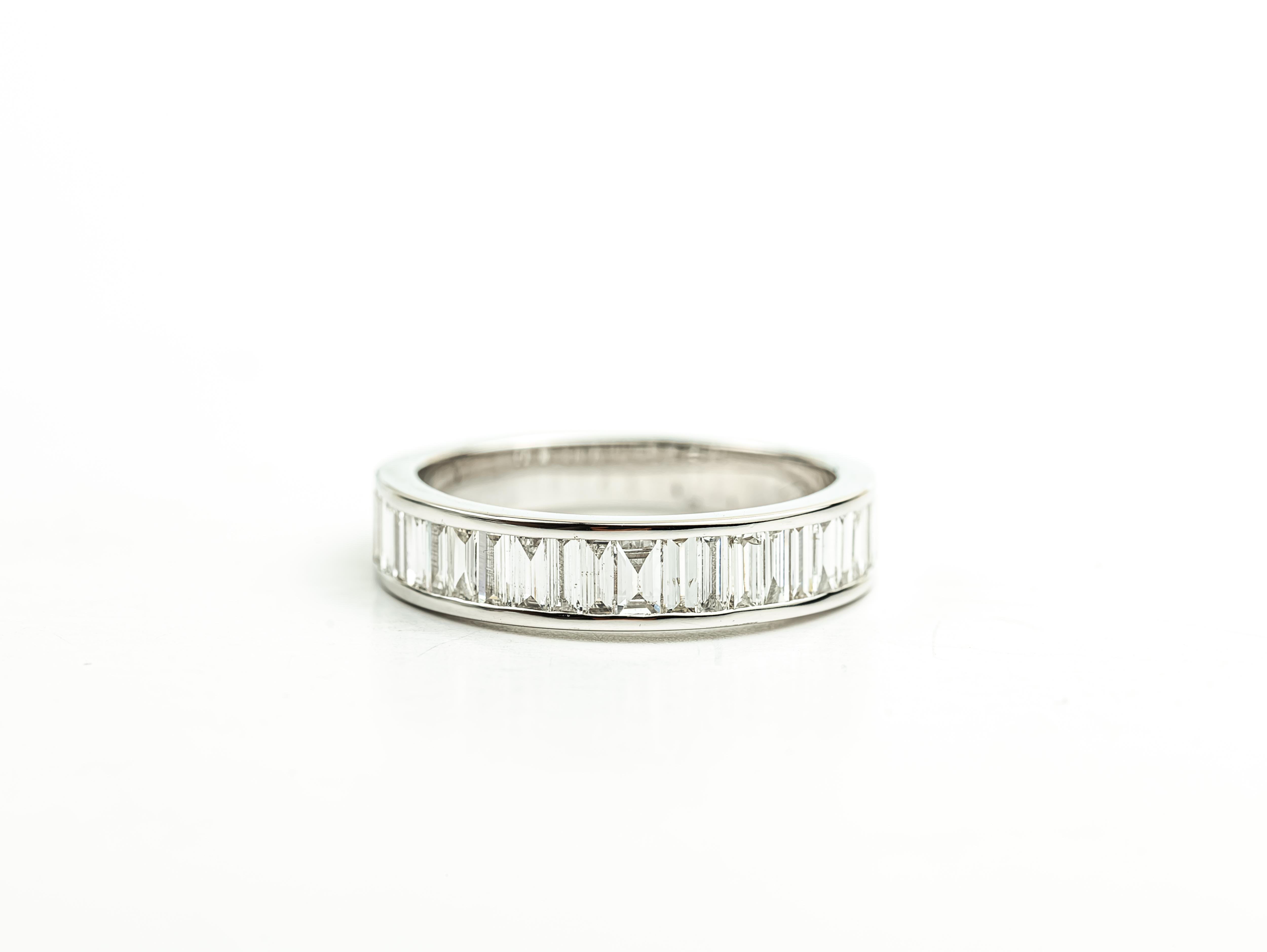 Art Deco Diamant Baguetteschliff Ring Illusion Einstellung, 1,1 TCW F G VS Diamant Ring


Erhältlich in 18 Karat Weißgold.

Das gleiche Design kann auch mit anderen Edelsteinen auf Anfrage hergestellt werden.

Einzelheiten zum Produkt:

- Massiv