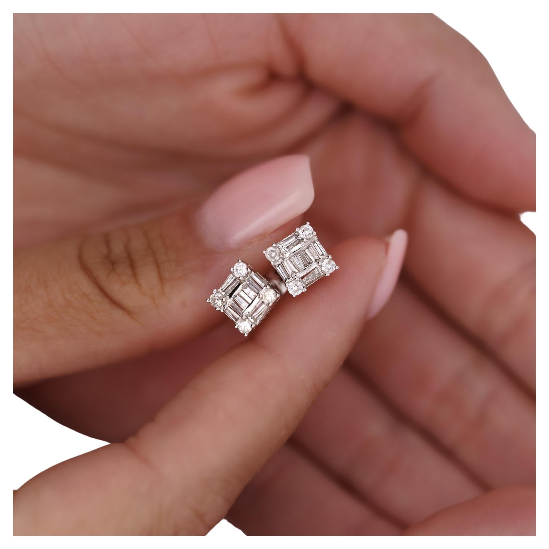 Moderno Orecchini a grappolo d'oro 14K con diamante da 1 carato, con chiusura a grappolo in vendita