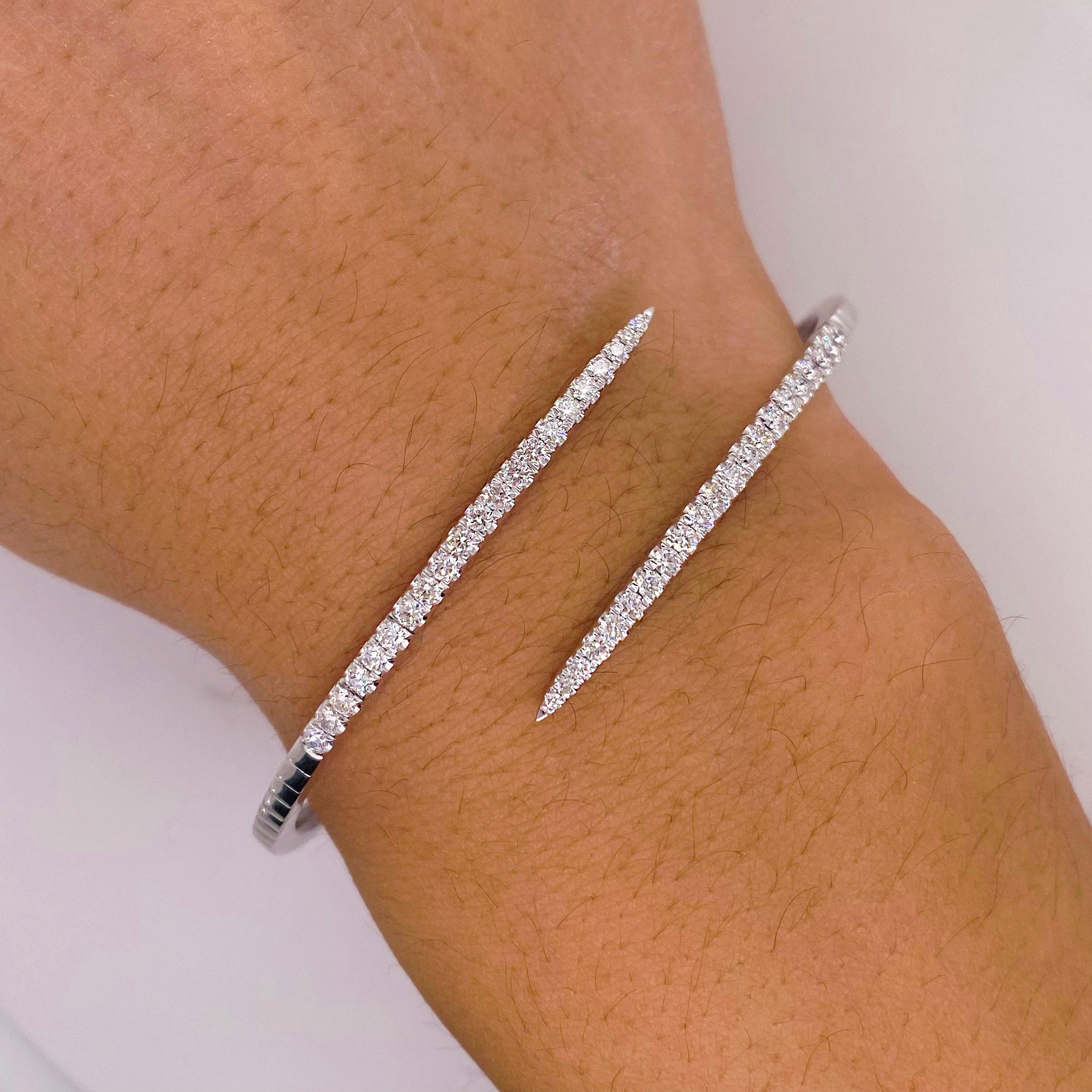 Taille ronde Bracelet bypass souple à pointes en or blanc 14 carats avec diamants de 1 carat en vente