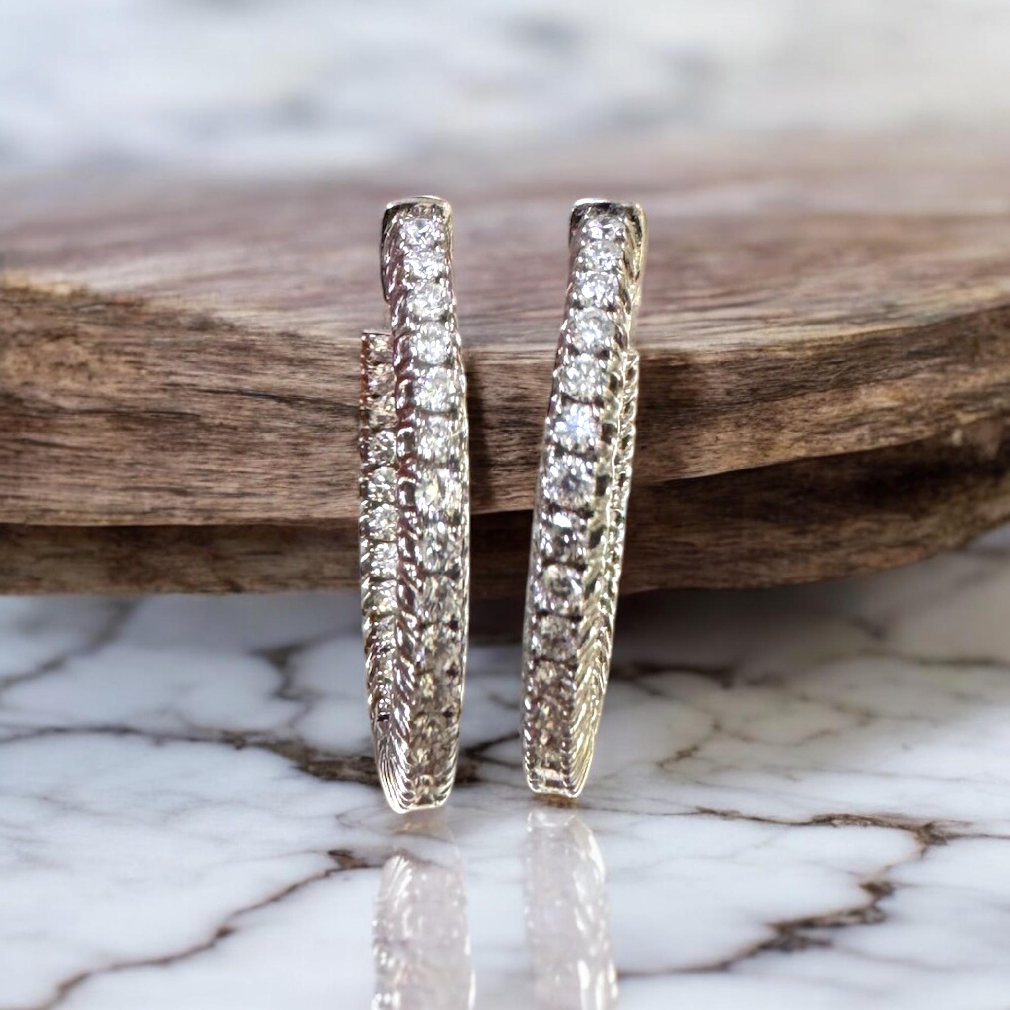 Questi orecchini sono perfetti per essere indossati ogni giorno!

Dettagli degli orecchini
Materiale: Oro bianco 14K
Diametro dell'orecchino: 24 mm
Peso: 6,4 grammi

Accentuato dalle seguenti pietre preziose
60 - Diamanti rotondi taglio Brilliante