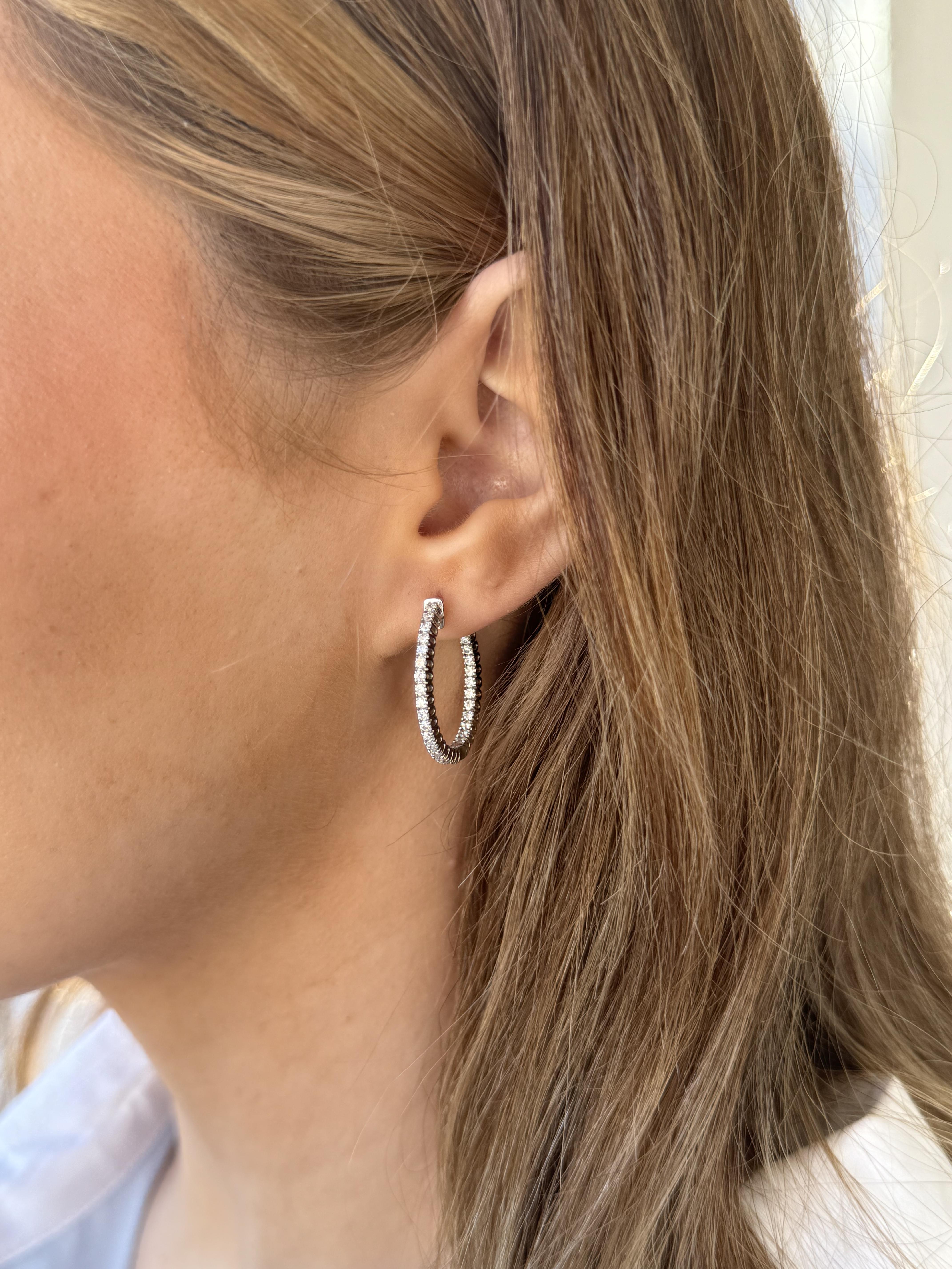 Contemporaneo Orecchini a cerchio con diamante da 1 carato in oro bianco 14K in vendita