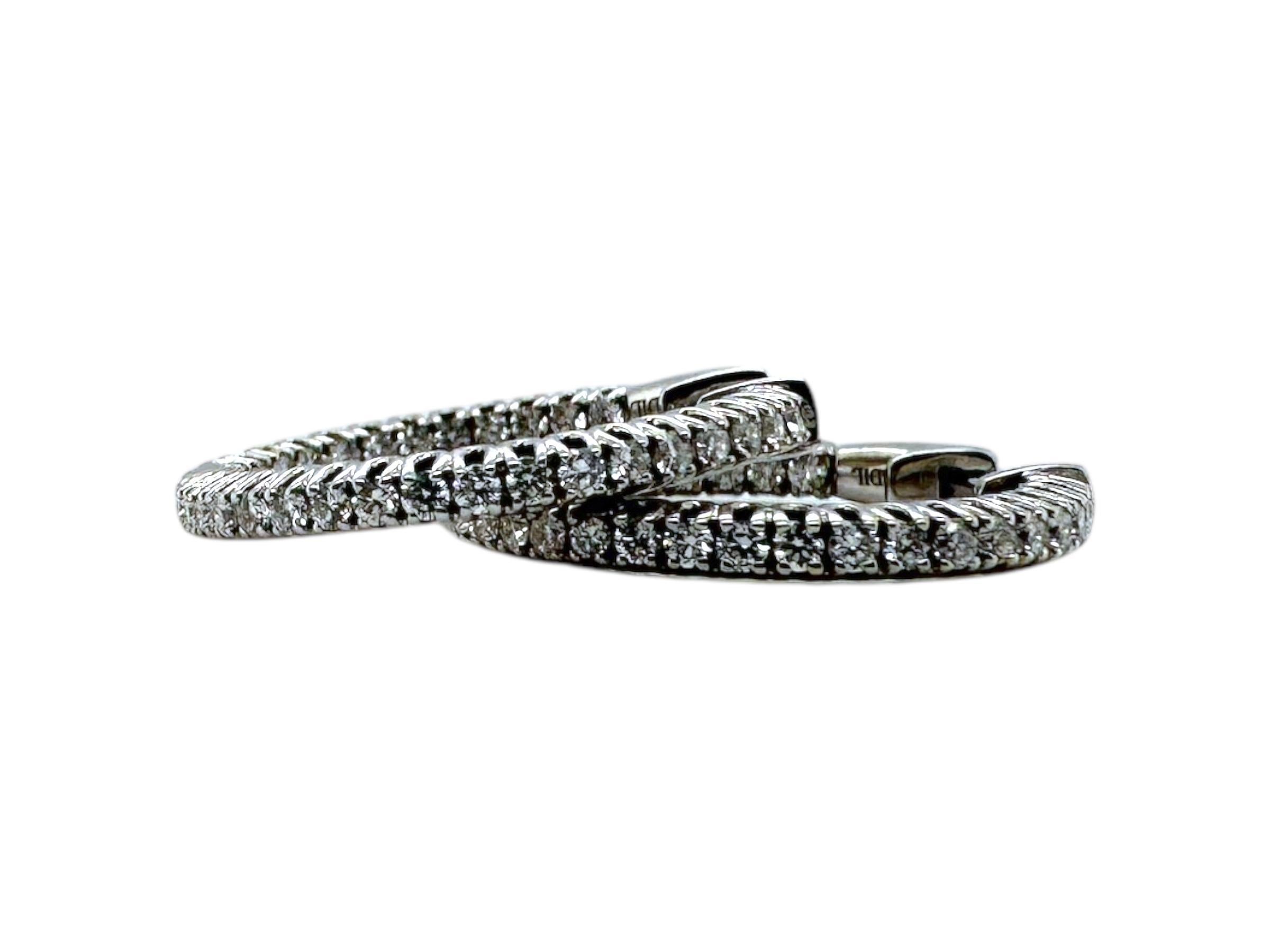 Orecchini a cerchio con diamante da 1 carato in oro bianco 14K In condizioni ottime in vendita a Montgomery, AL