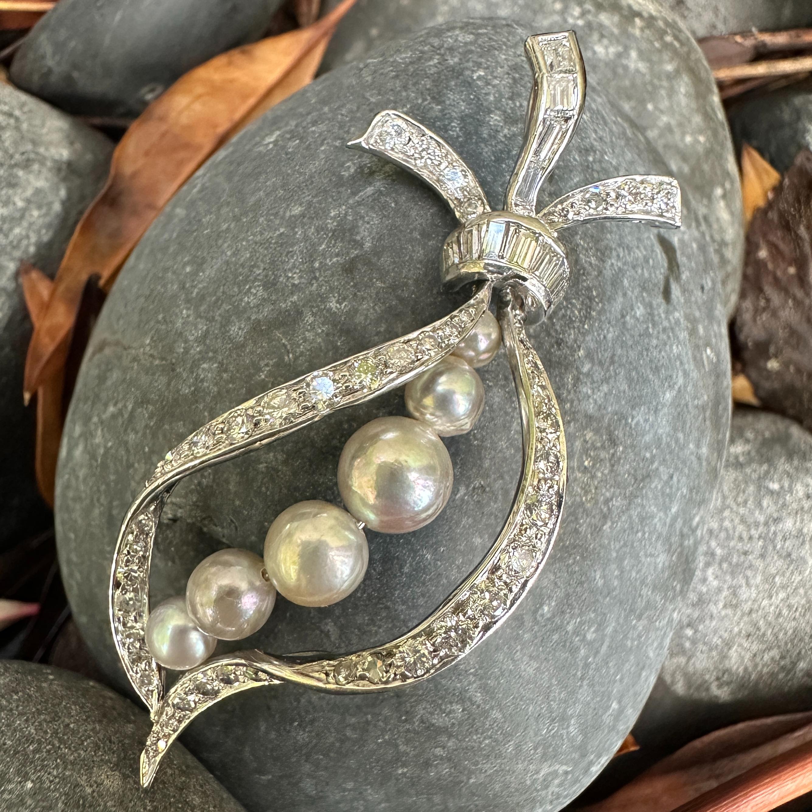 Pendentif ruban en platine avec perles Akoya bleu argenté de 1 carat en vente 3