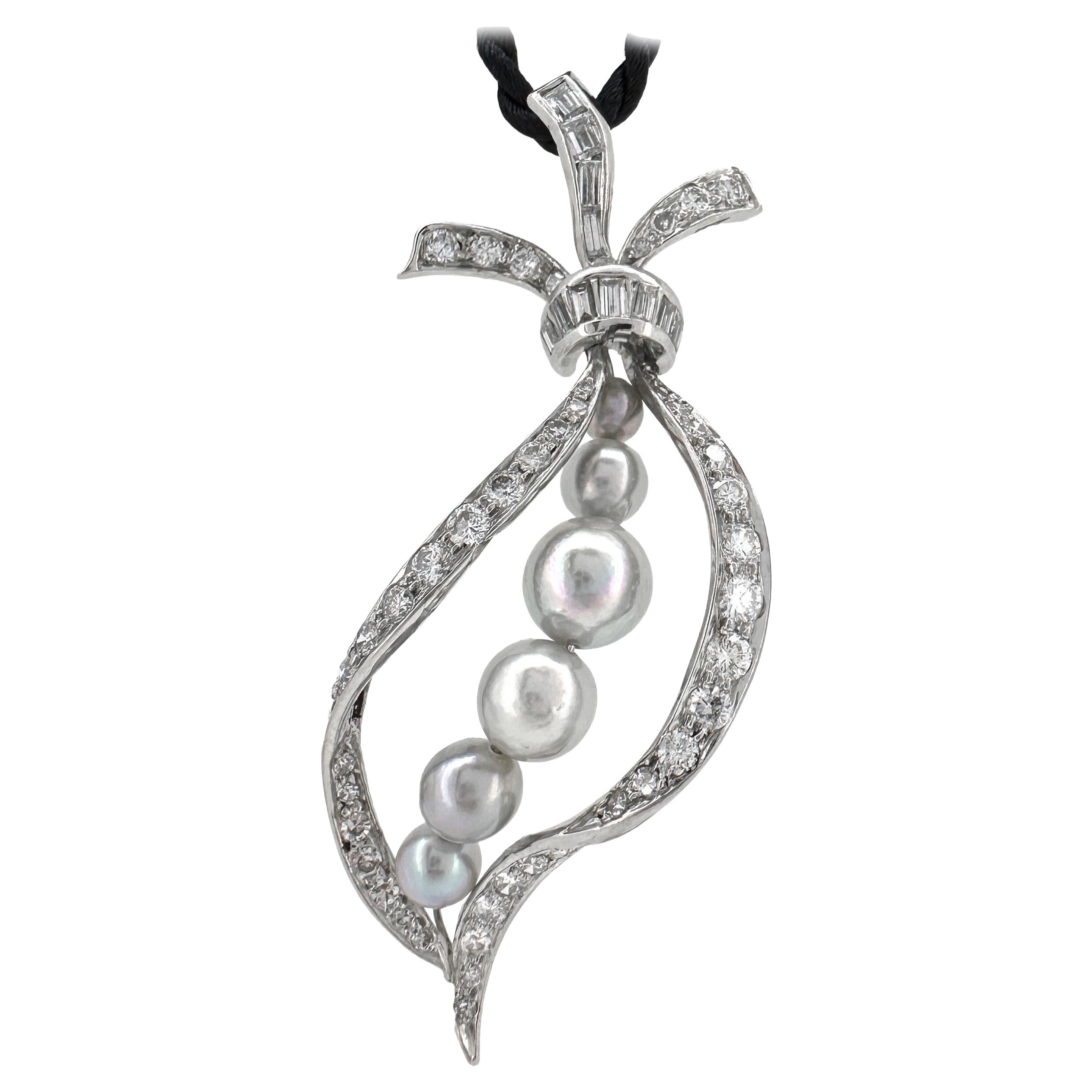1 Karat Diamantband-Anhänger aus Platin mit silberblauen Akoya-Perlen im Angebot