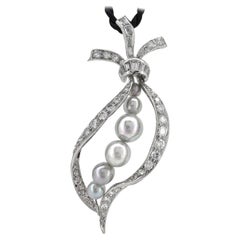 1 Karat Diamantband-Anhänger aus Platin mit silberblauen Akoya-Perlen