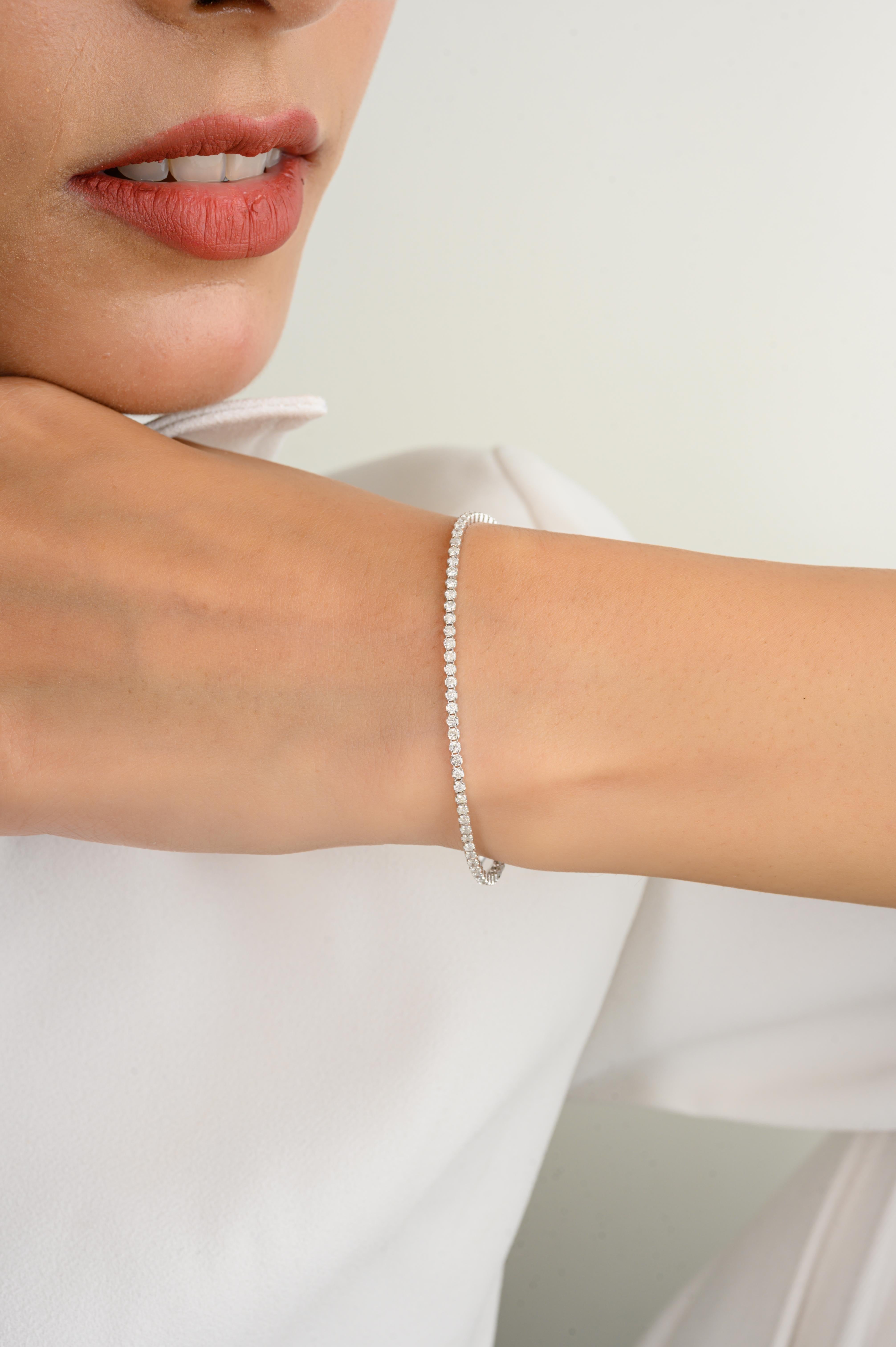 Questo bracciale impilabile con diamanti da 1 carato in oro 18 carati sfoggia scintillanti diamanti naturali per un peso di 1 carato. 
Il diamante, pietra natale di aprile, porta amore, fama, successo e prosperità.
Progettato con diamanti di taglio
