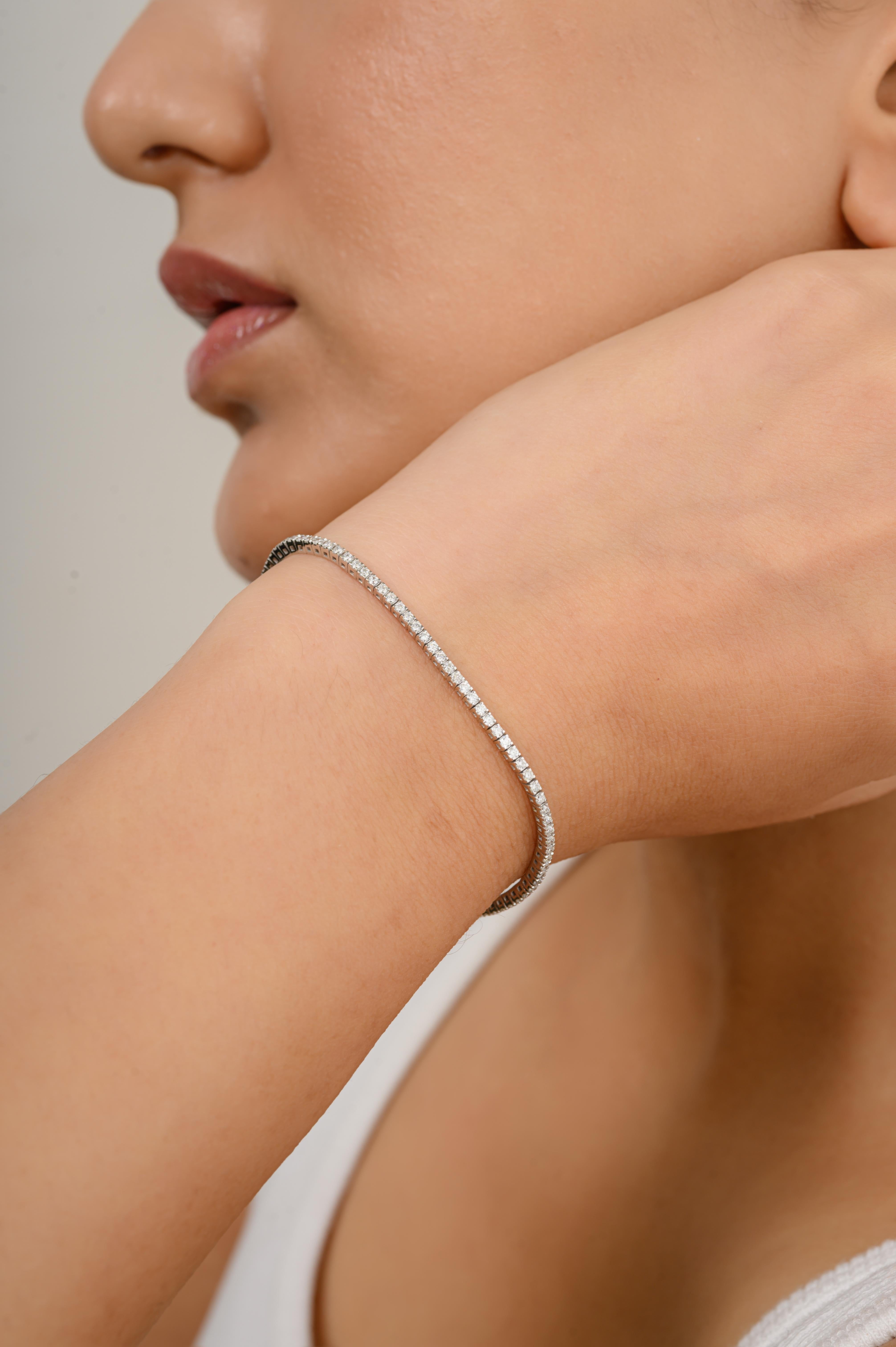 Taglio rotondo Bracciale impilabile con diamanti da 1 carato Regalo per la fidanzata in oro bianco massiccio 18 carati in vendita
