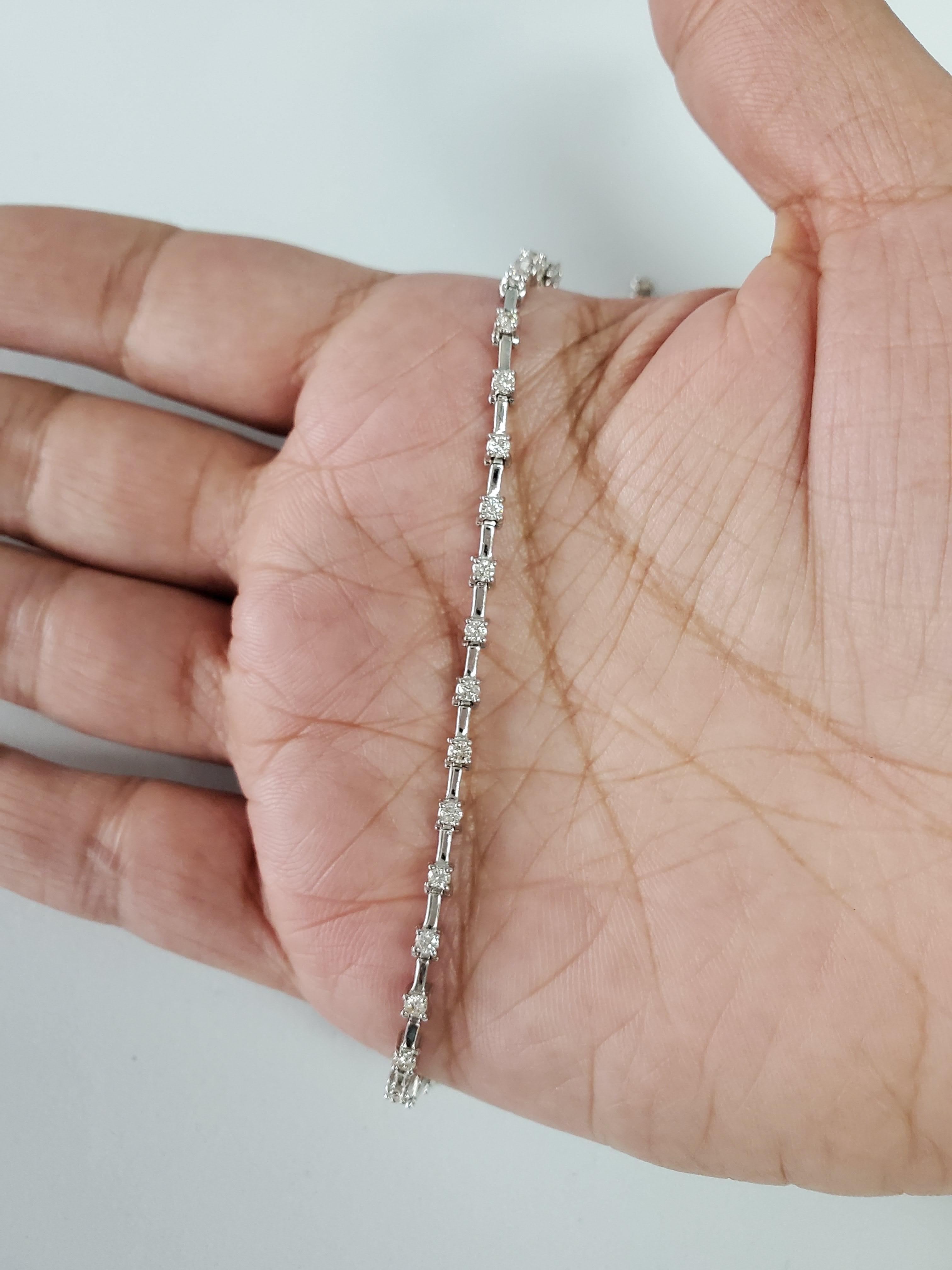 ♥ Tennisarmband Beschreibung ♥

Hauptstein: Diamant
Ungefähr. Karat Gewicht: 1.00cttw
Diamant-Farbe: H
Diamant Reinheit: SI1
Diamant-Schliff: Rund
Anzahl von Steinen: 31
Metall Typ: 14K Weißgold
Metall Gewicht: 9 Gramm
Armband Länge: 7 Zoll
Breite